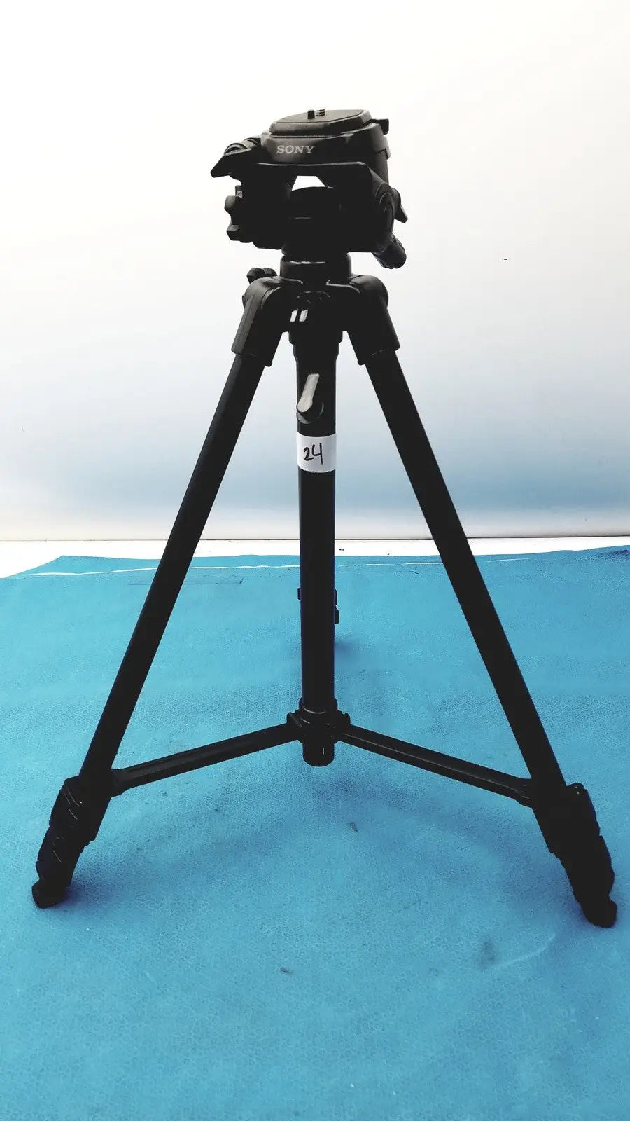 Reuse Medical Sony VCT-R640 Lightweight Extendable Video Tripod Tripods & Monopods, second-hand product photo 1