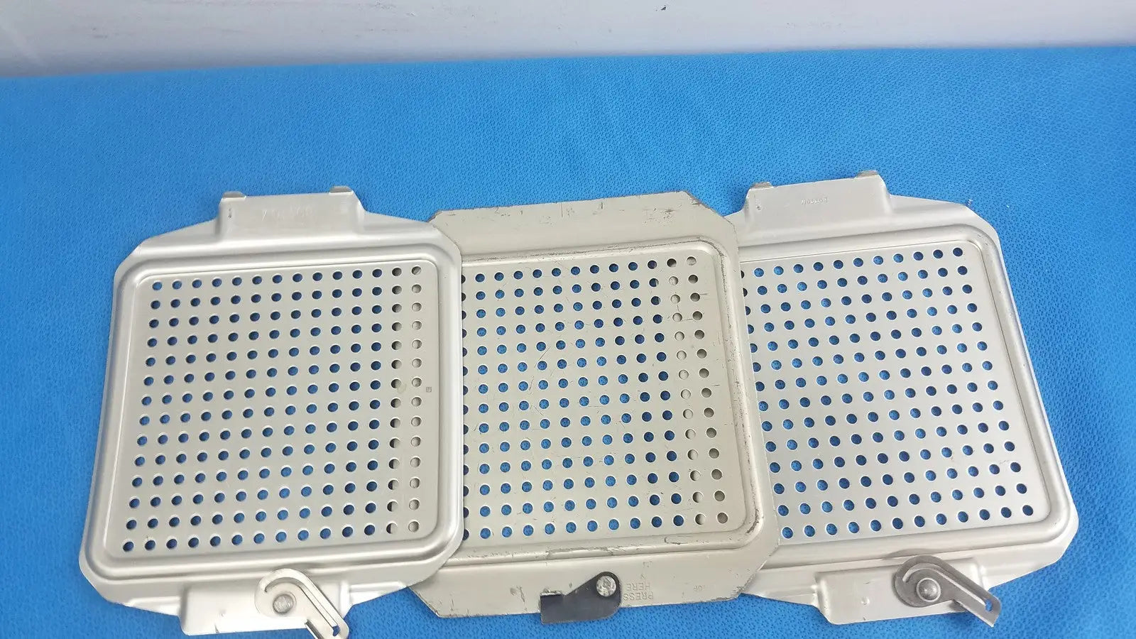 Reuse Medical , Sterilization Container Filter Protector Retention Plate Set - H21I1 Sterilization Trays & Cases, second-hand product photo 1