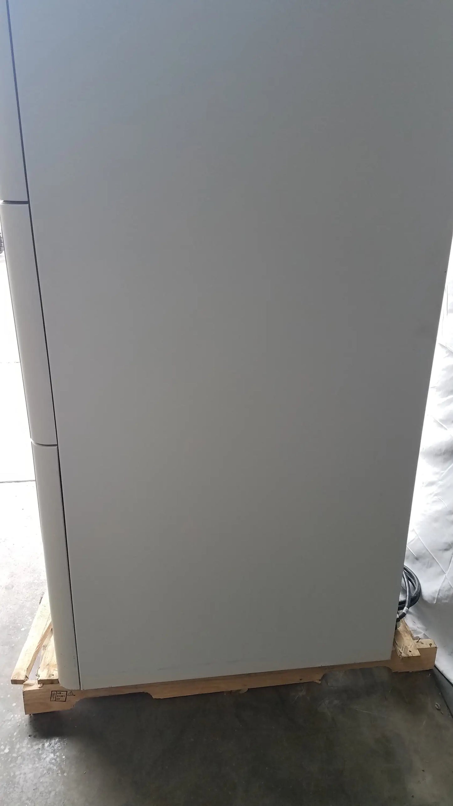 White steris v-pro max low temperature sterilization system with smooth finish and vertical handle lines