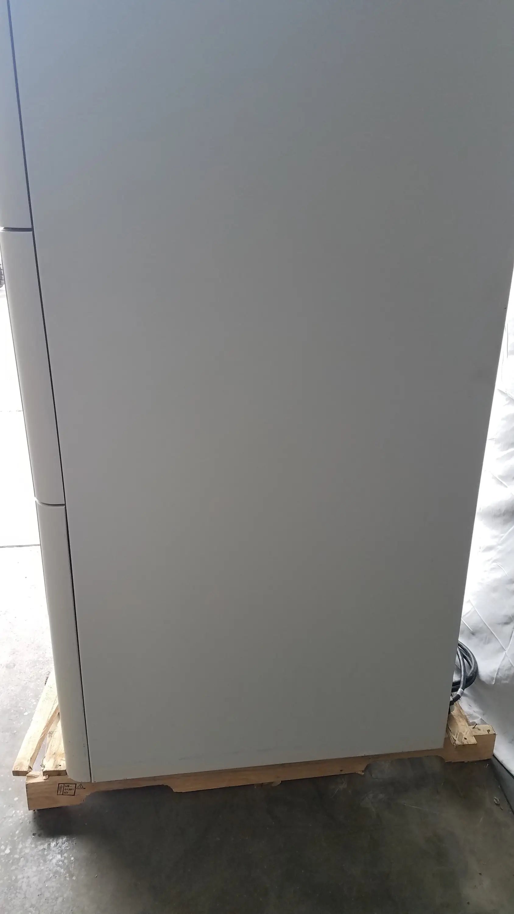 White steris v-pro max low temperature sterilization system with smooth finish and vertical handle lines