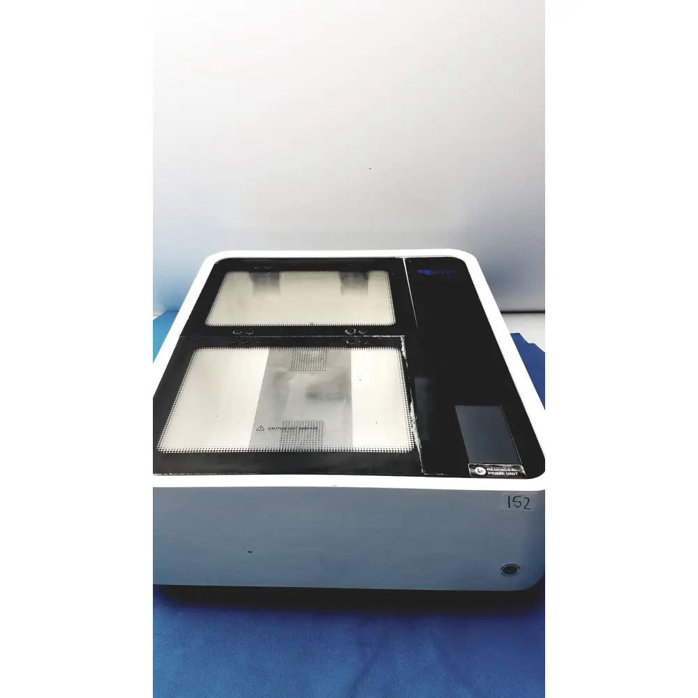 White and black straya ref 100.500 strava splint bath with two transparent glass trays labeled 152 for medical use
