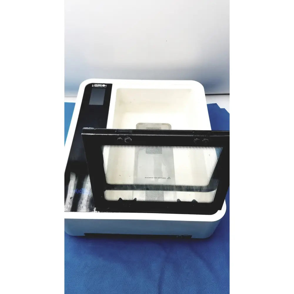 White rectangular straya ref 100.500 strava splint bath with black frame, transparent glass panel, and digital display