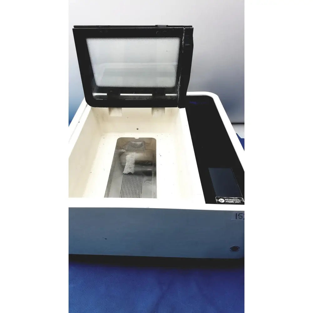 White and black laboratory-grade ultrasonic cleaner straya ref with transparent lid and perforated metal tray for strava splint bath