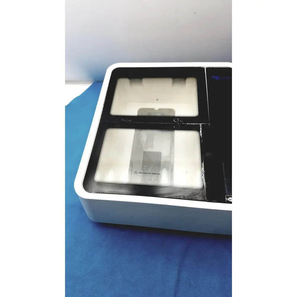 White rectangular straya ref strava splint bath with two transparent compartments and black interior panels