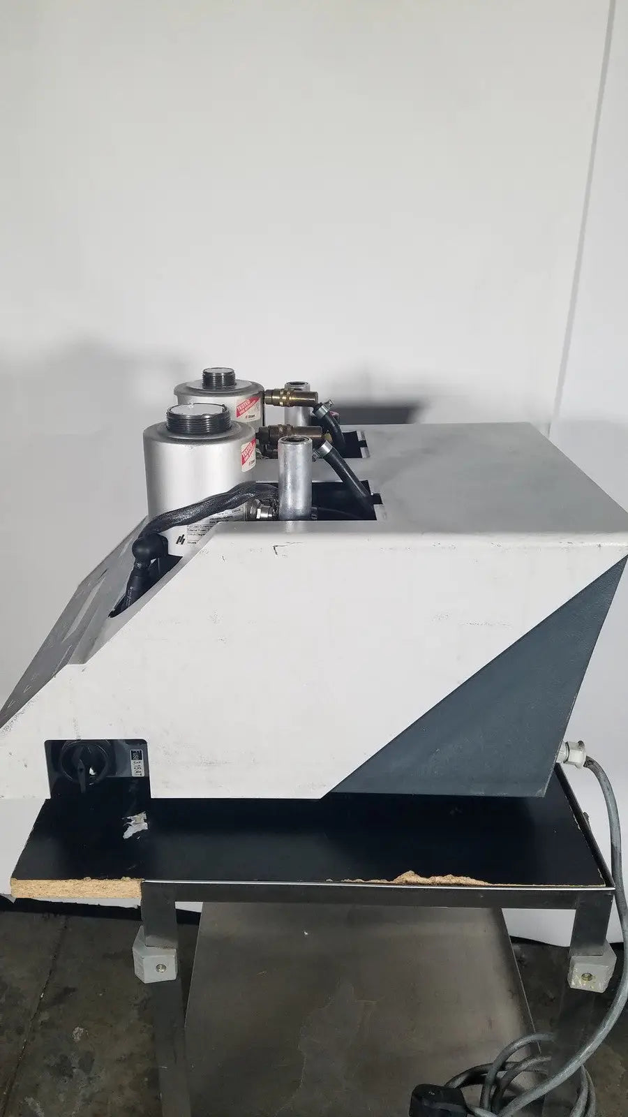 Industrial-grade struers prontopress-20 dual-cylinder metallographic specimen hot mounting machine with white gray metal body and top cylinders