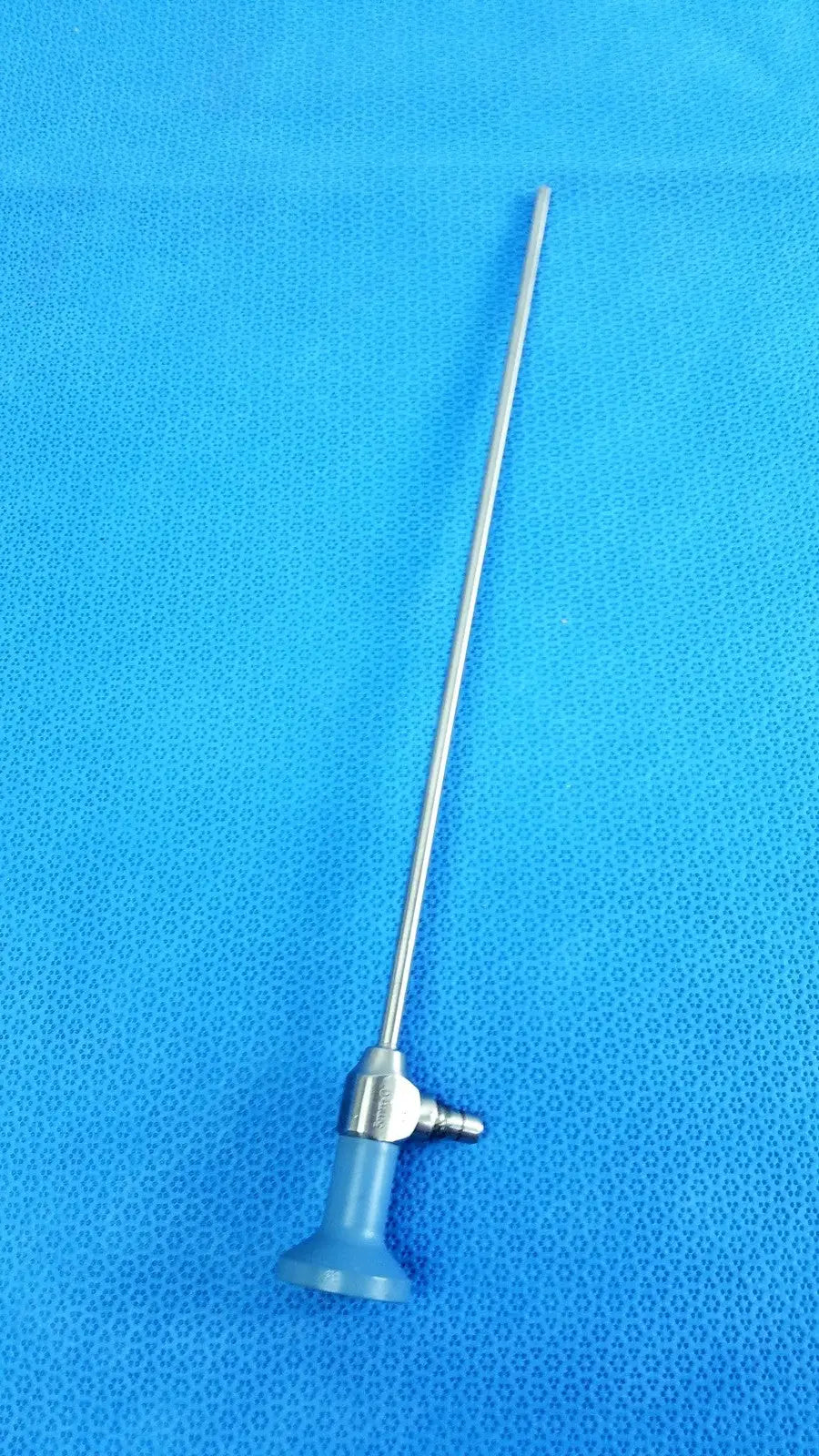 Silver surgical endoscope with blue plastic handle and metallic joints ideal eyes 5mm autoclavable model stryker 502-539-010