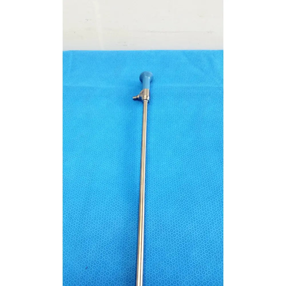 Slender metallic autoclavable endoscope with blue handle and small valve ideal eyes 10mm 0° surgical instrument