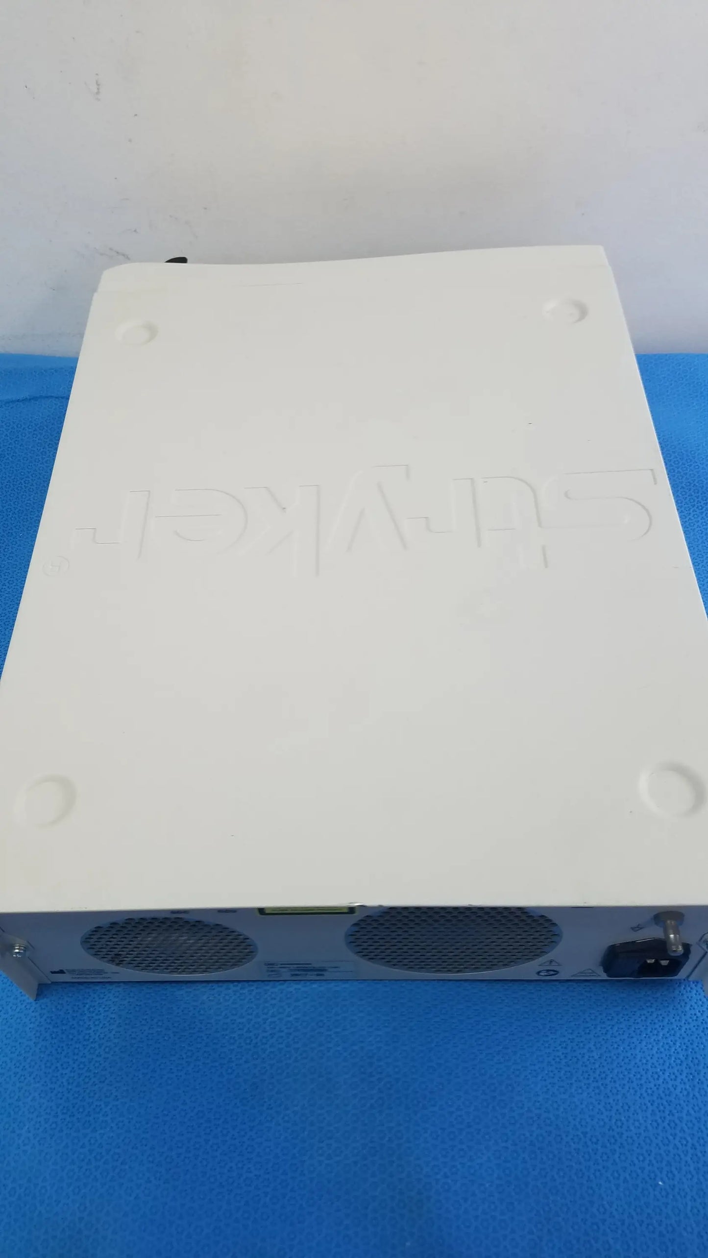 White plastic dell wyse thin client device with ventilation grilles shown with stryker l10 led light source with aim advanced imaging modality