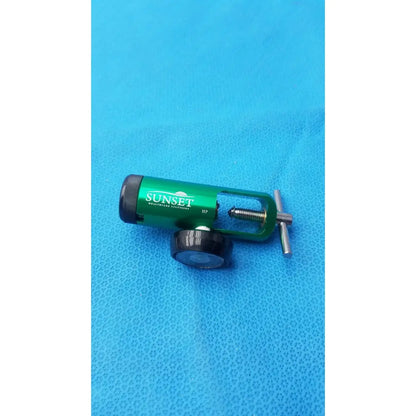 Green metallic sunset brass integral oxygen regulator with black caps and silver knob for 0-15 L/min flow adjustment