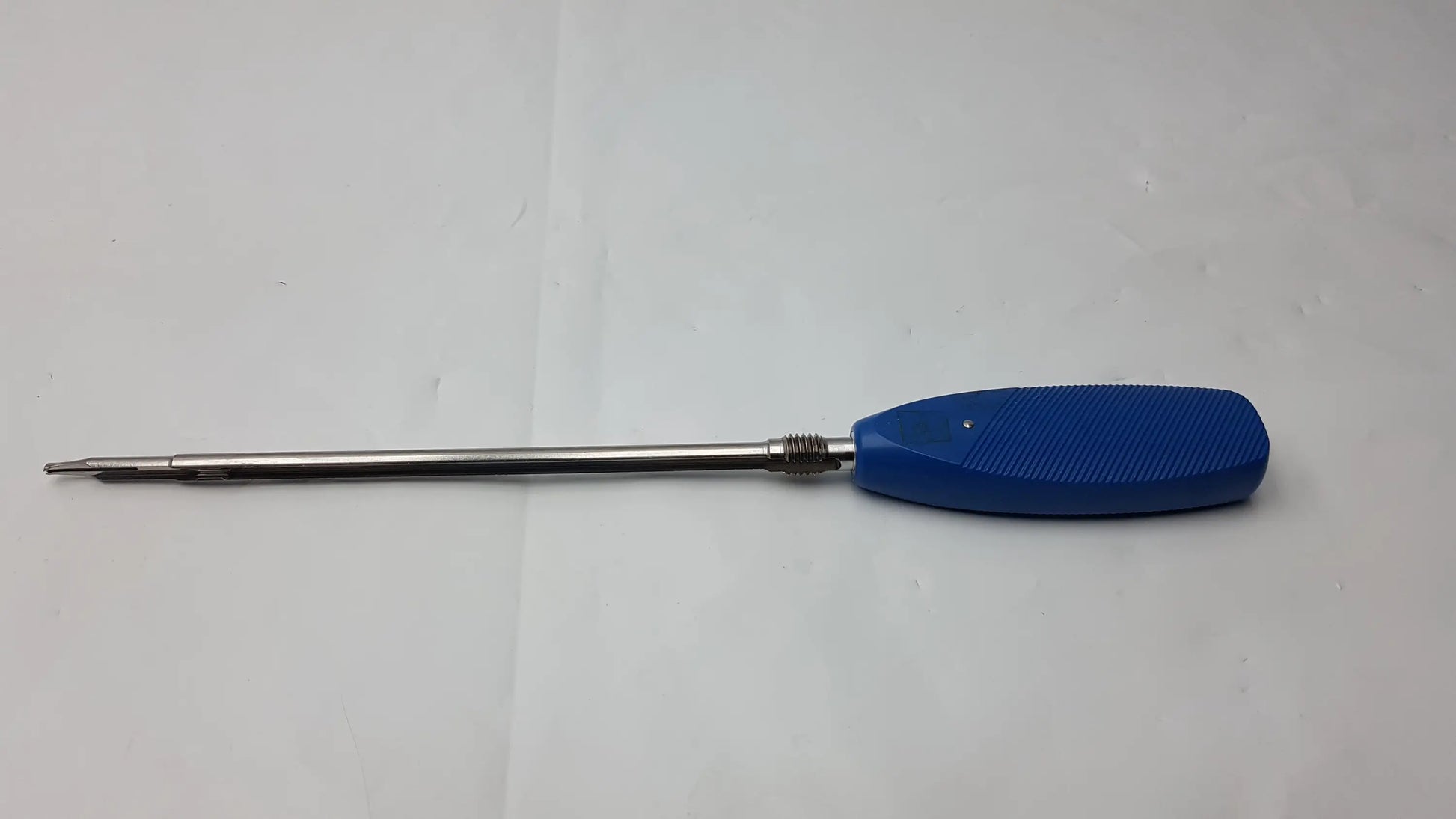 Synthes 03.010.472 swiss inter lock screwdriver with blue plastic handle and metallic tapered shaft for precision use