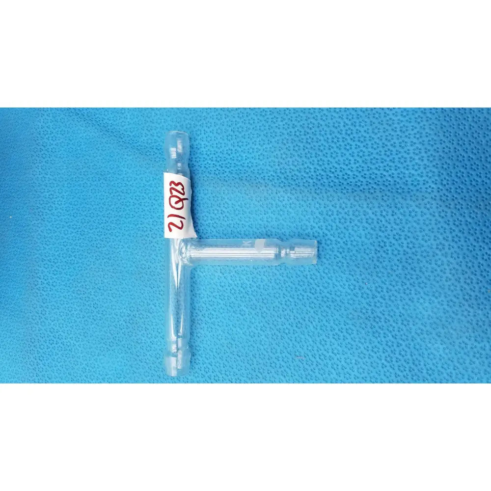 Clear plastic t-shaped hose connector tube 71mm with white label 21qz3 for labware applications
