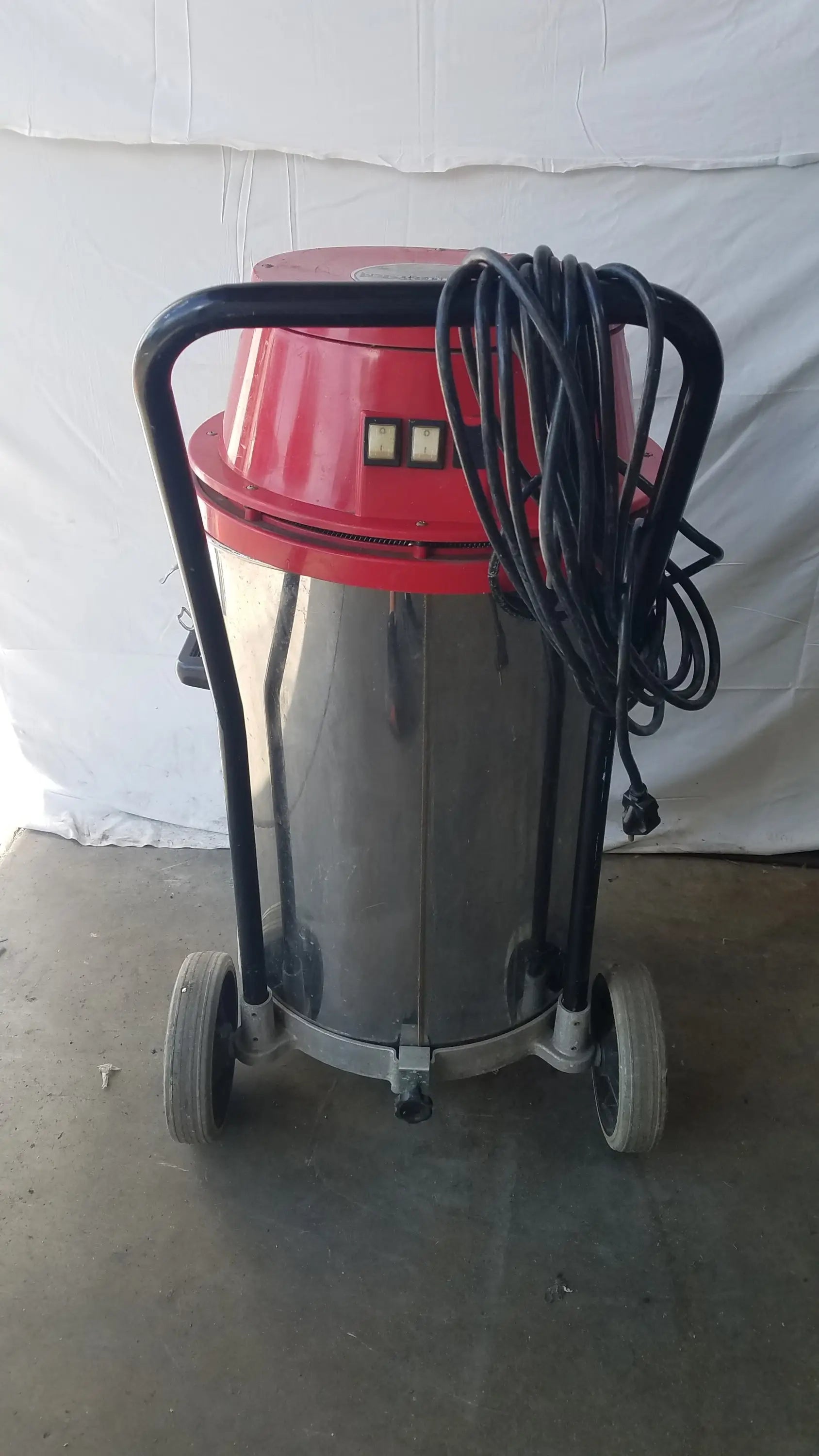 The surtec system 450m red and silver industrial wet dry drum vacuum cleaner with black handle and coiled hose