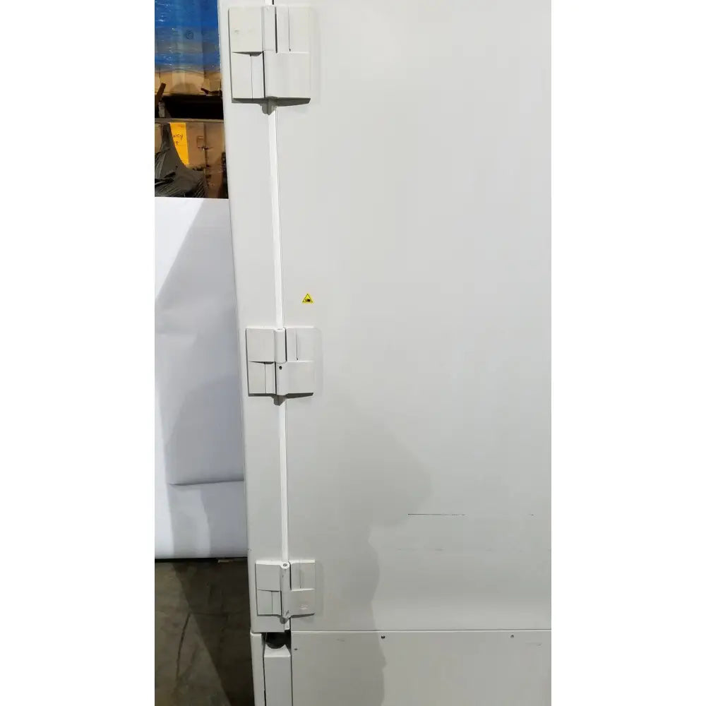 White industrial door with three vertical rectangular latches on thermo scientific forma 88000 ultra-low temperature freezer