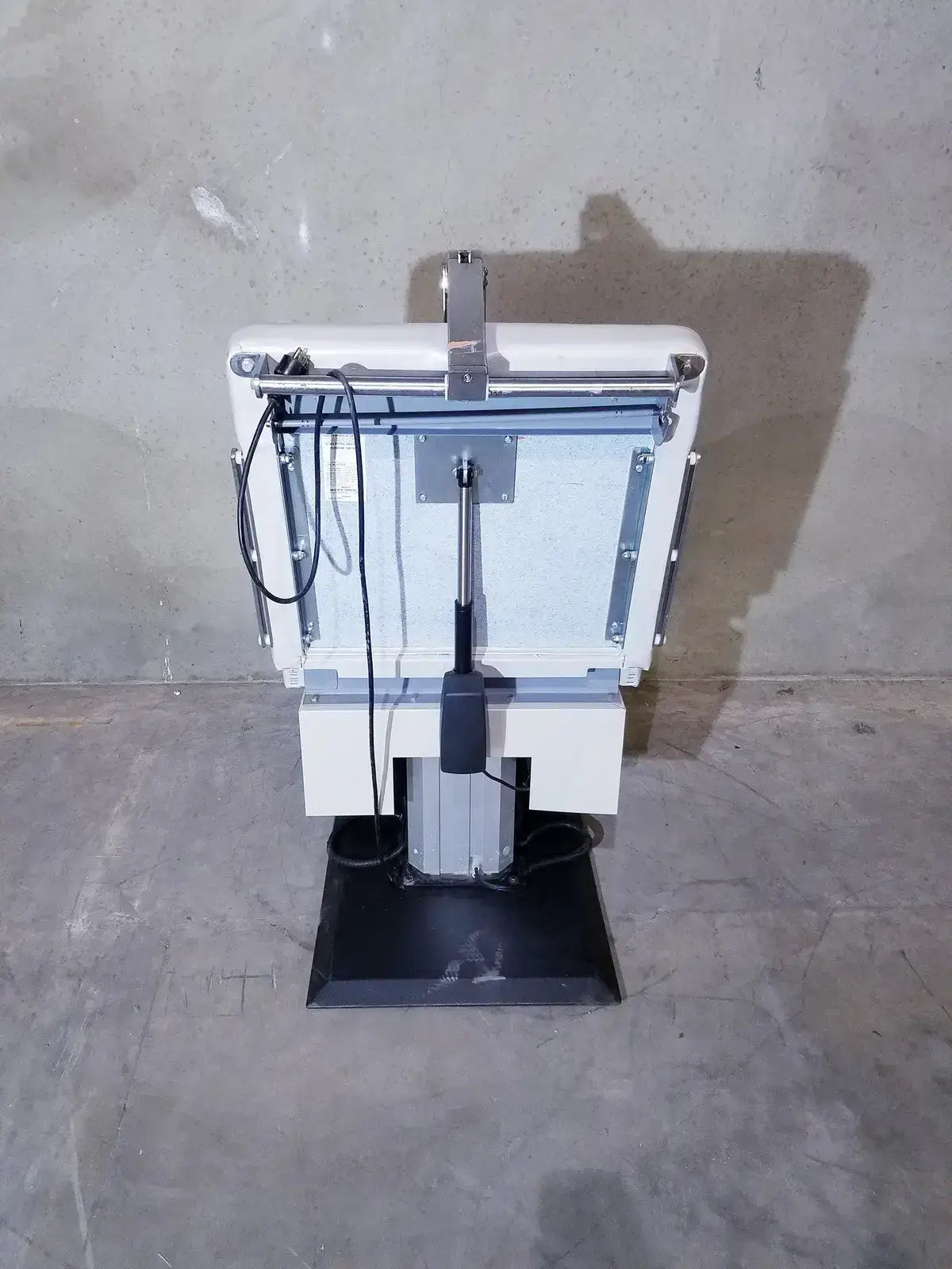 UMF 5020 Economy Power Procedure Chair, Hand Control Power Procedure Chair, second-hand product photo 4