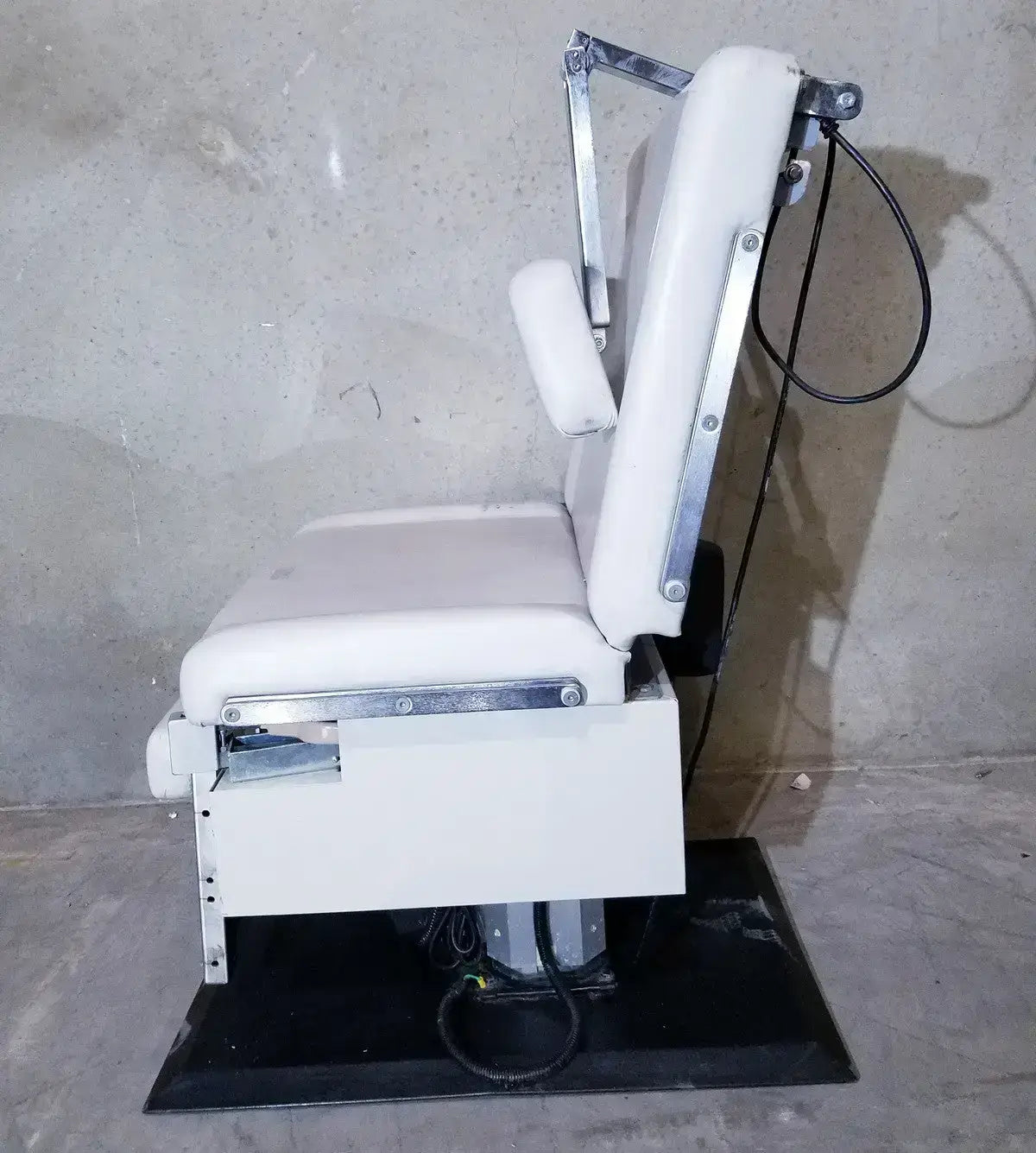 UMF 5020 Economy Power Procedure Chair, Hand Control Power Procedure Chair, second-hand product photo 1