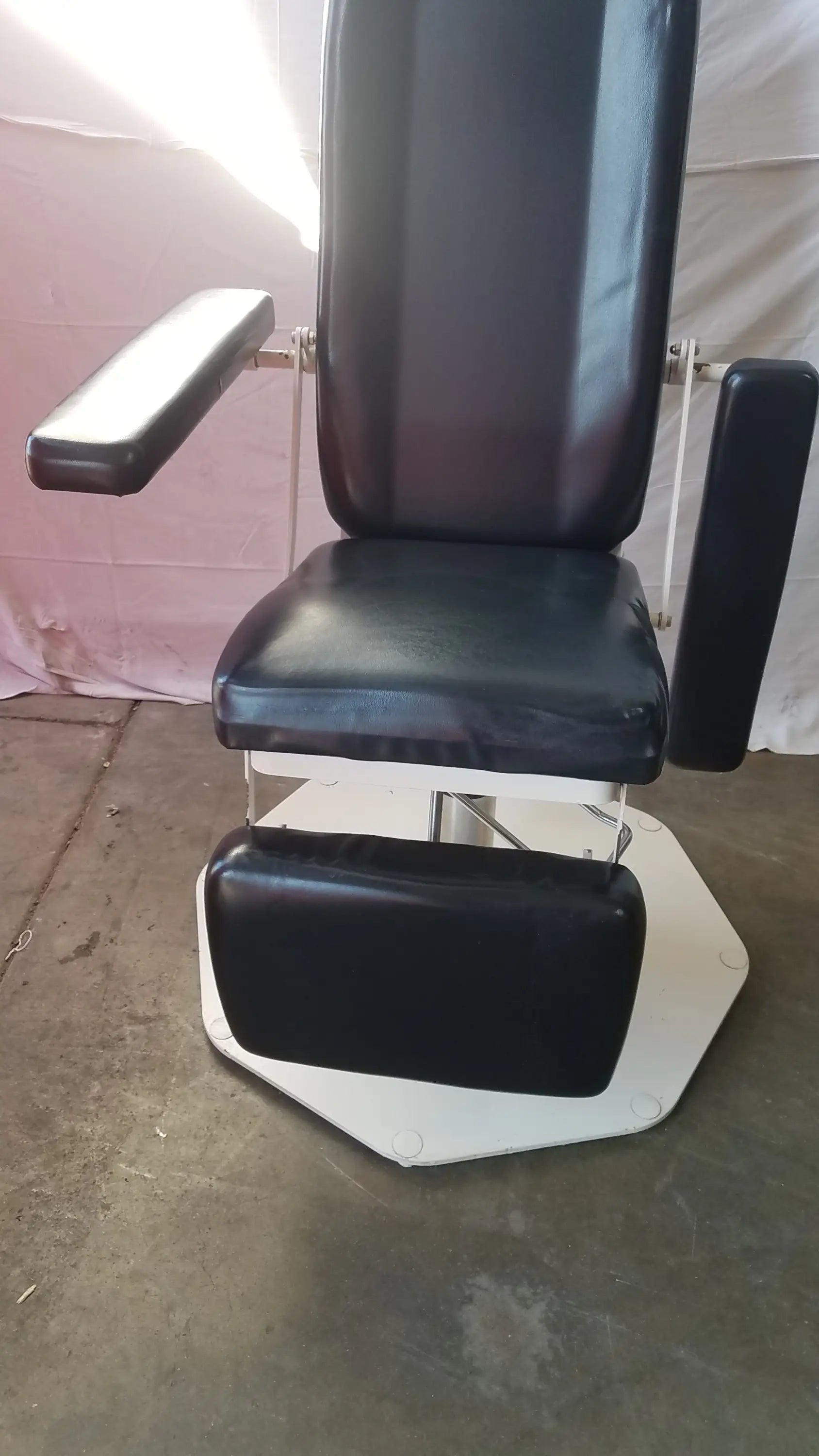 Umf medical 8675 adjustable phlebotomy chair with black leatherette upholstery and white metal hexagonal base