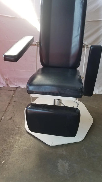 Umf medical 8675 adjustable phlebotomy chair with black leatherette upholstery and white metal hexagonal base