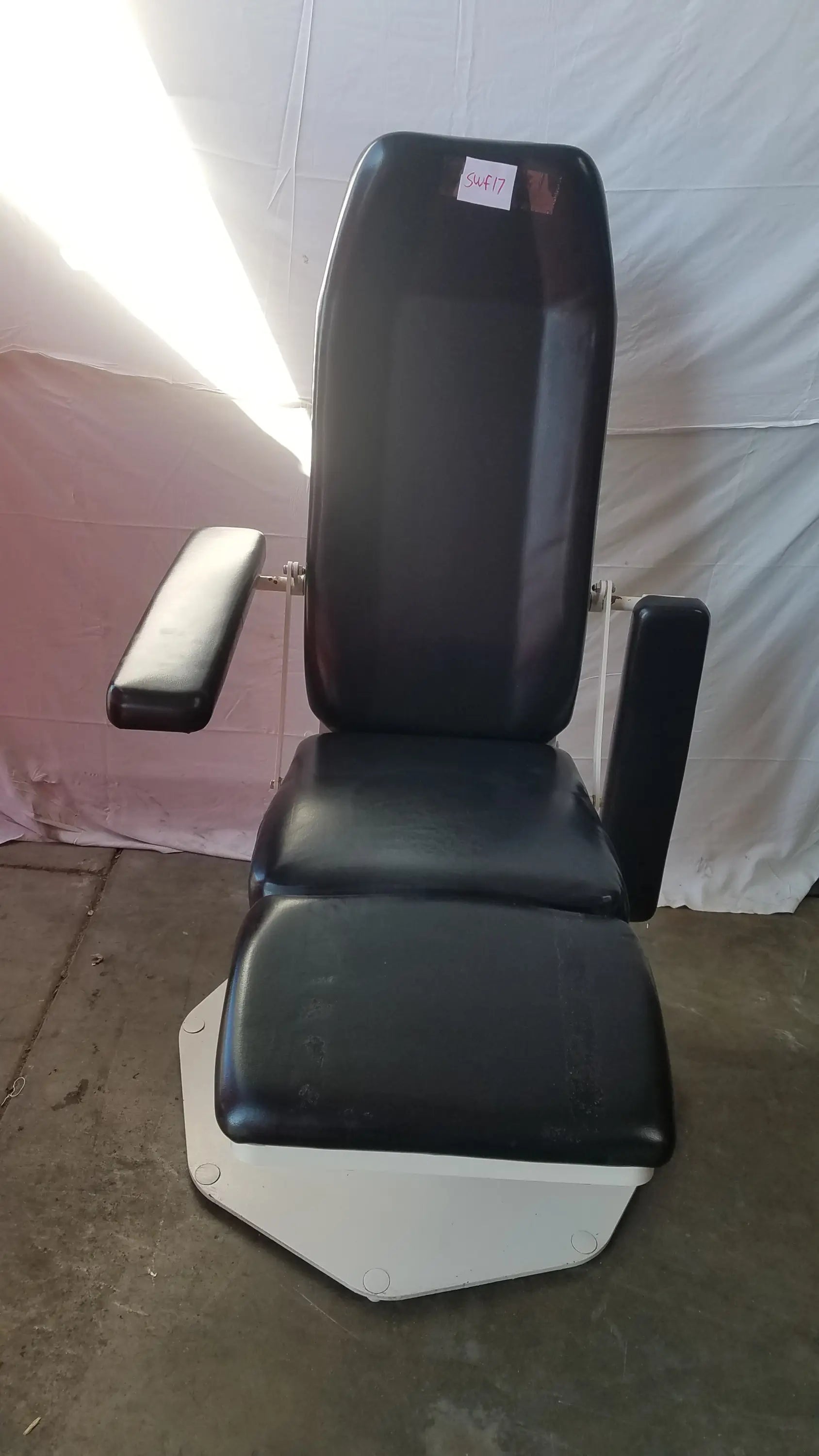Black leatherette adjustable phlebotomy chair umf medical 8675 with white metal base and adjustable armrests