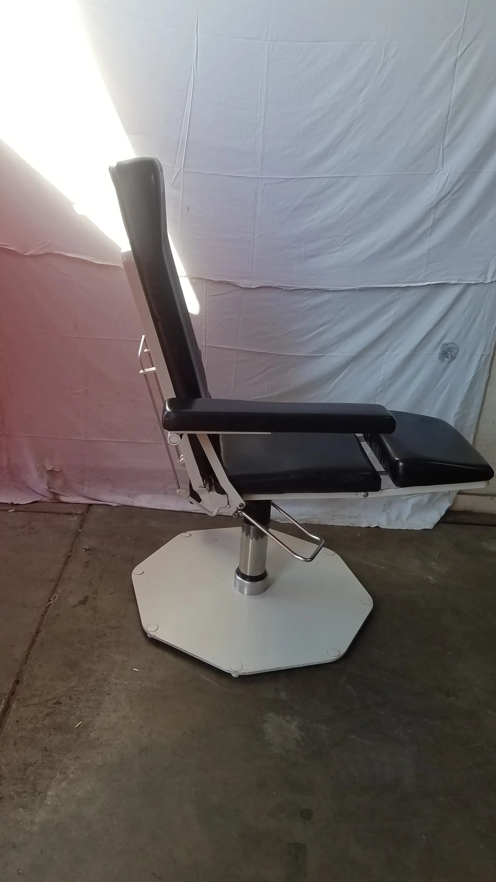 Umf medical 8675 adjustable phlebotomy chair black leather with chrome frame and octagonal white base
