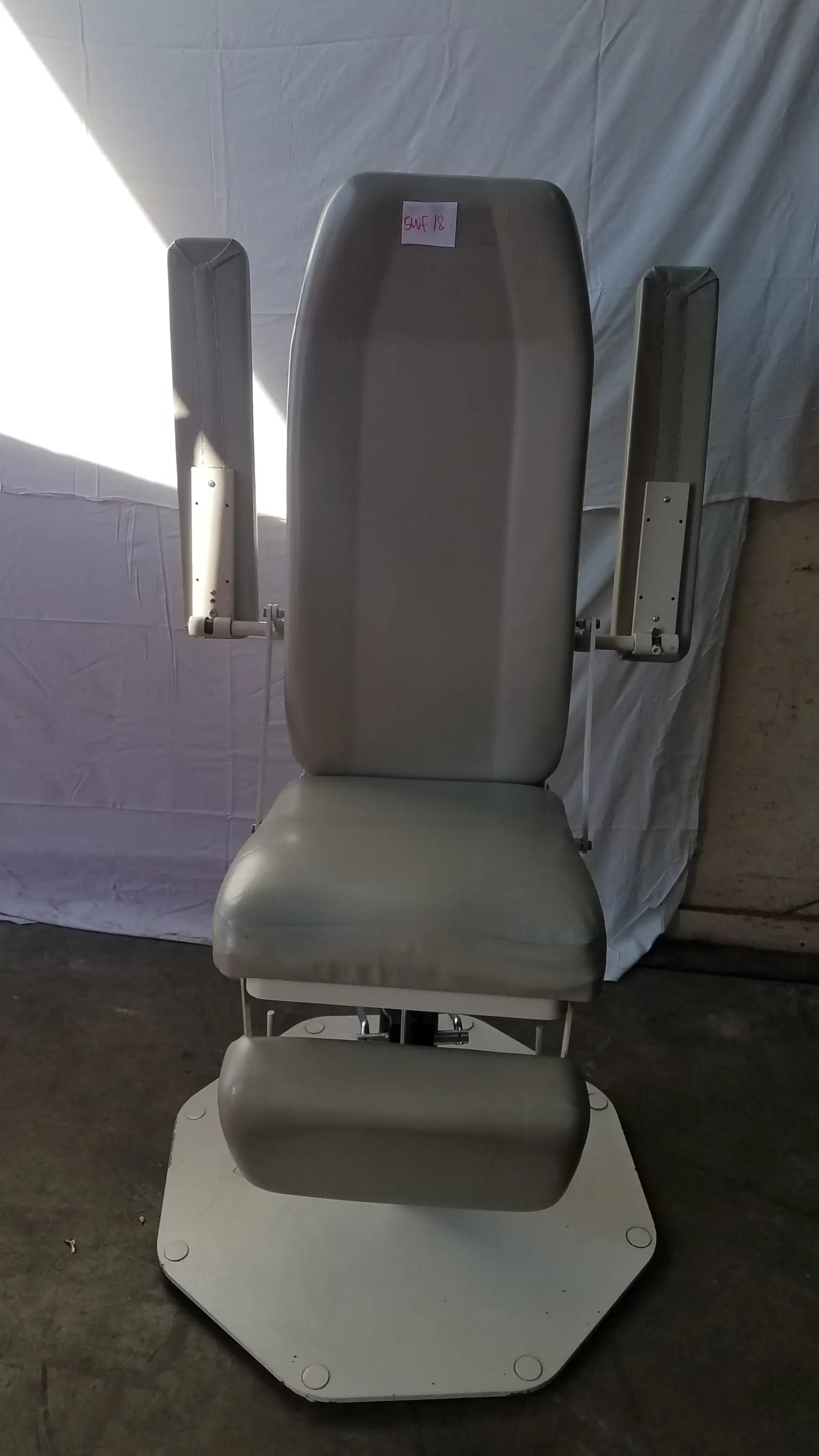 Umf medical 8675 gray upholstered adjustable phlebotomy chair with armrests and hexagonal base for medical exams