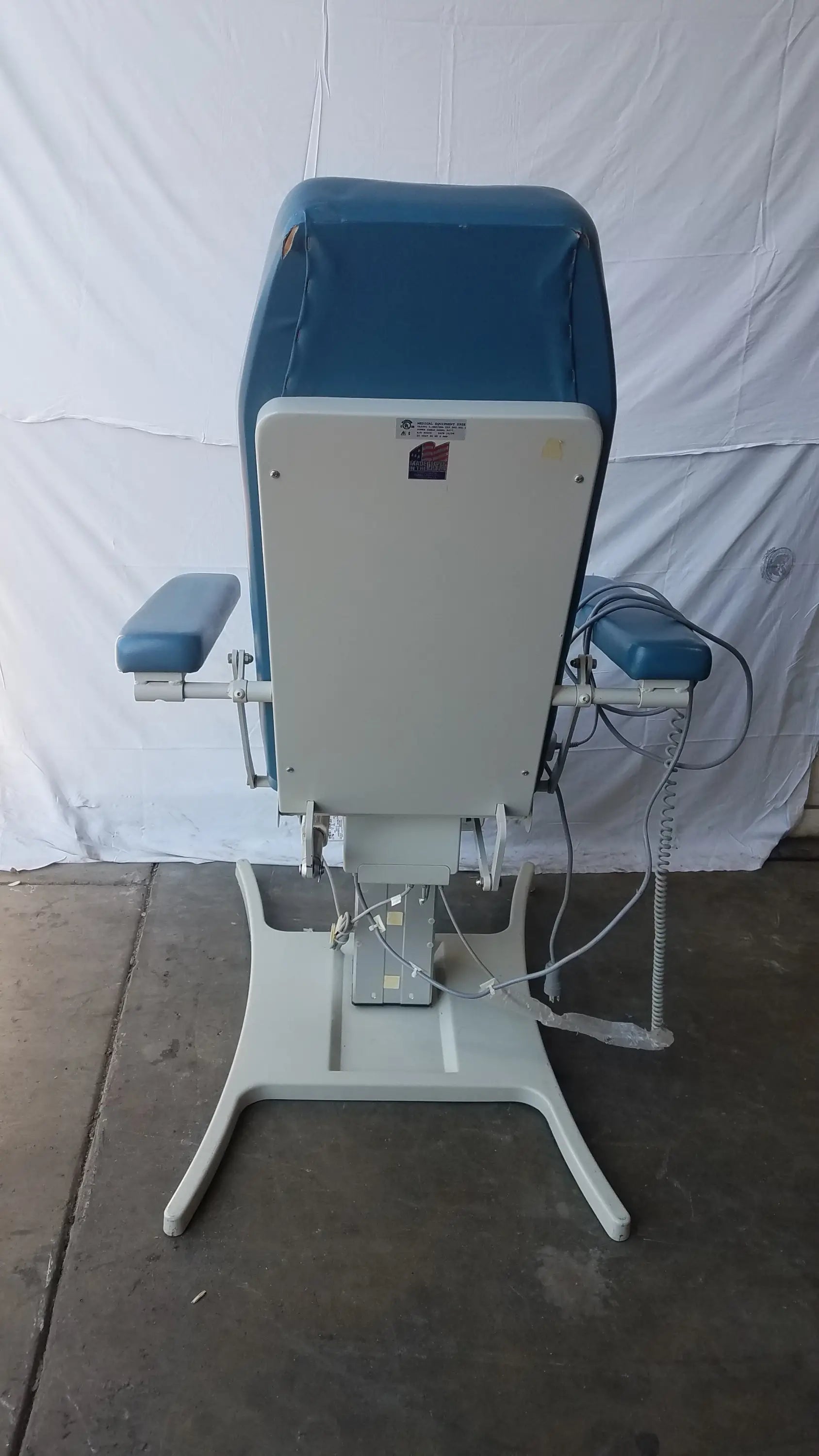 Blue and white umf medical equipment 29ze 8677 power exam phlebotomy chair with padded armrests and adjustable height