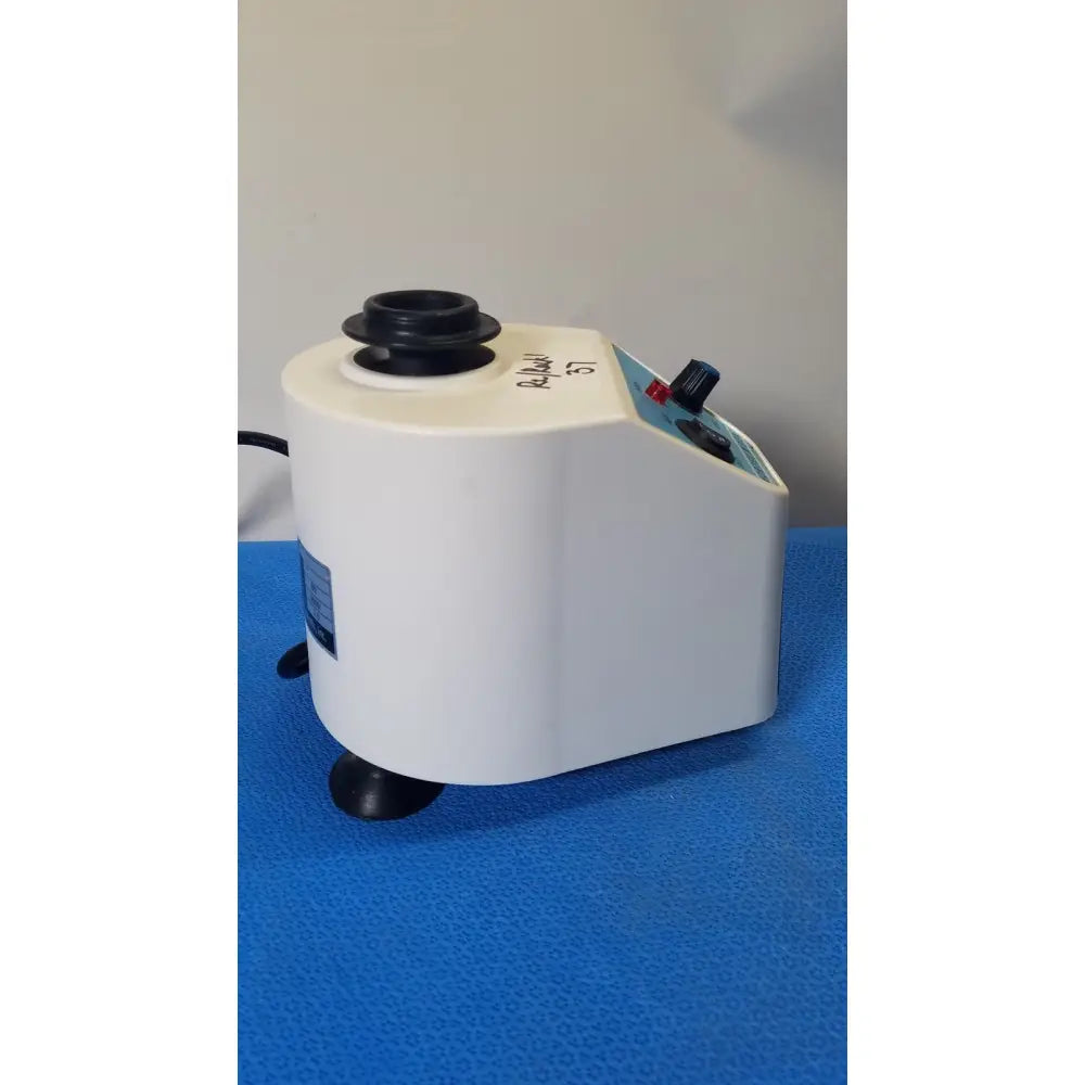 White laboratorio unico vortex mixer l-vm 100 with black rotor and control knobs for precise sample mixing