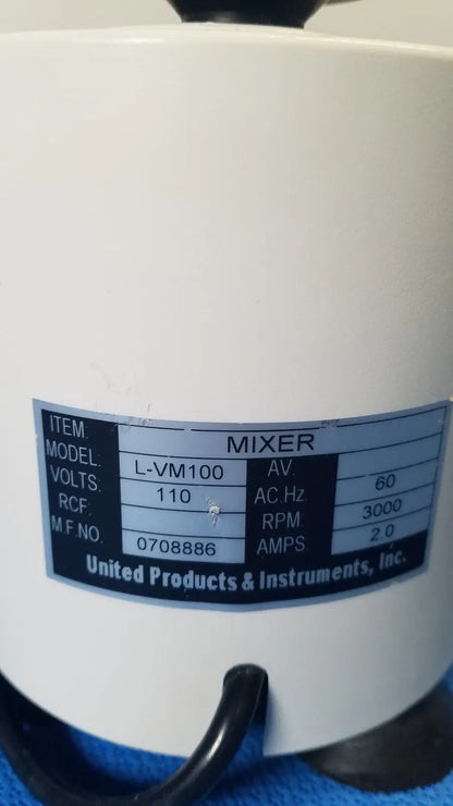 White cylindrical unico vortex mixer l-vm 100 with black base 110 volts ac and 3000 rpm for laboratory use