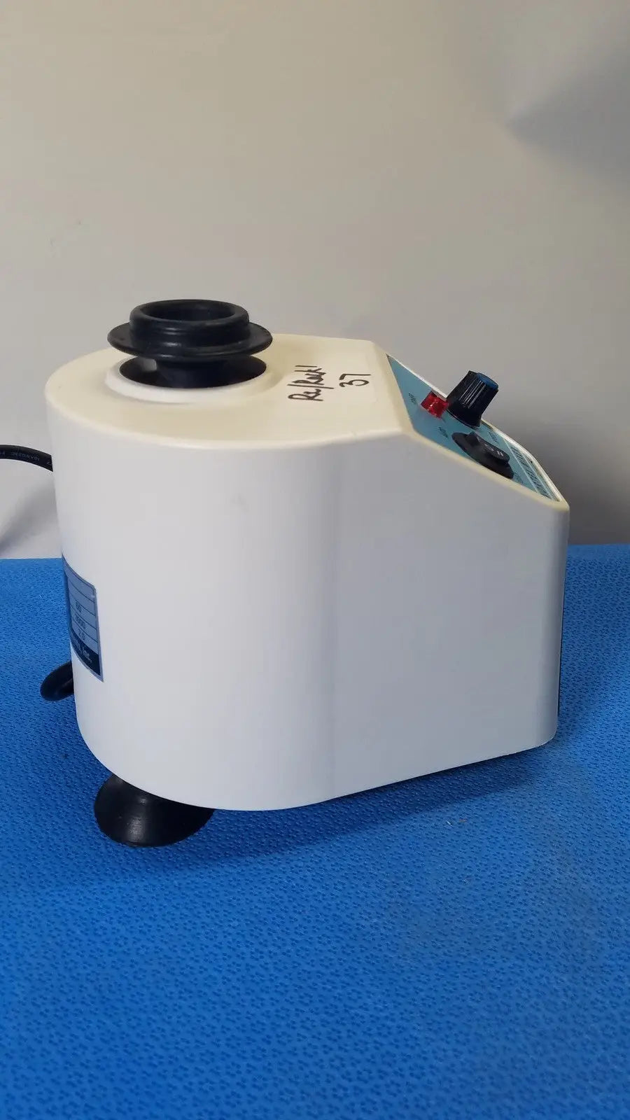 White laboratorio unico vortex mixer l-vm 100 with black rotor and control knobs for precise sample mixing