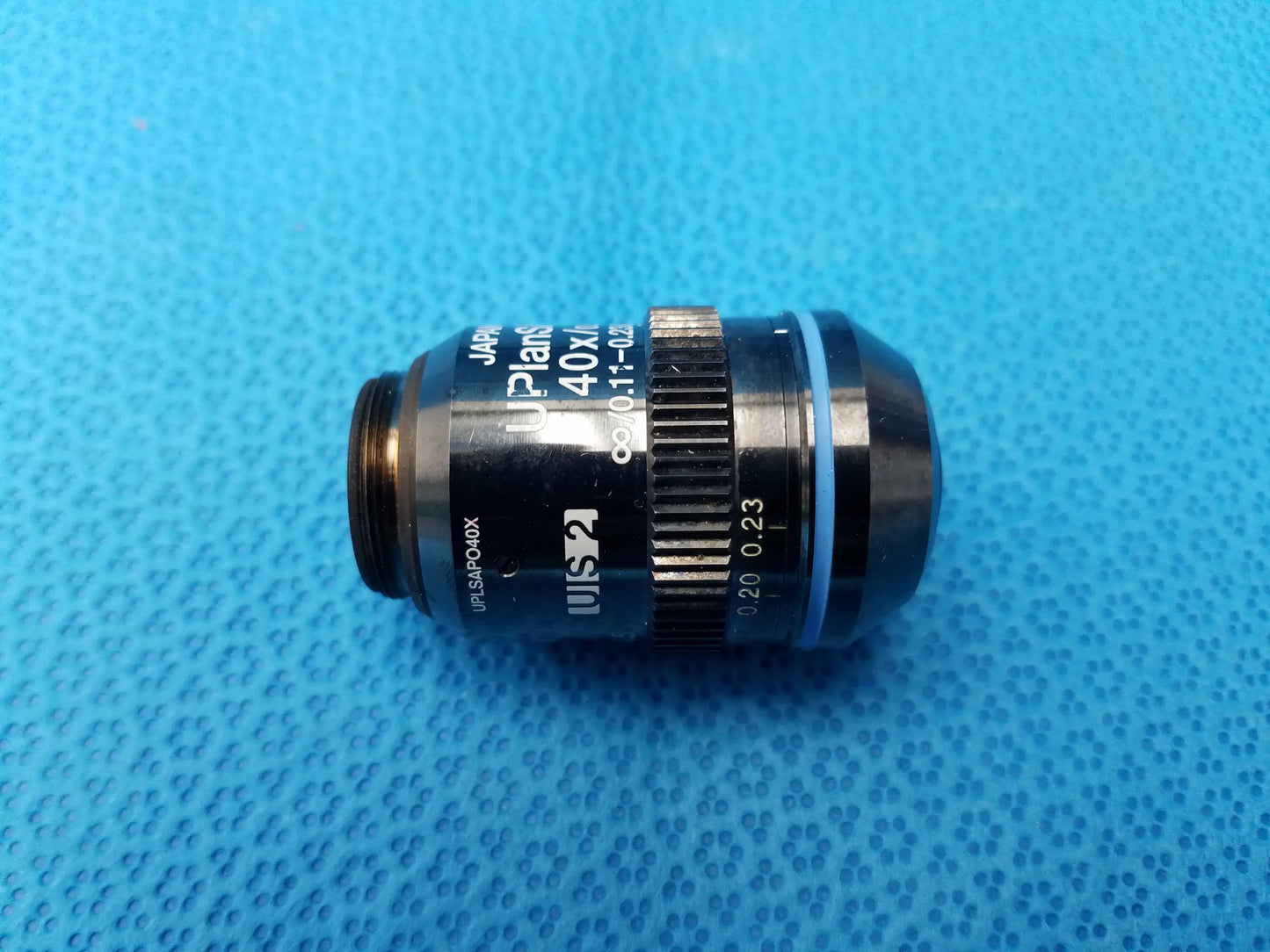 Black uplanSApo 40x microscope objective with silver markings, textured focus ring, numerical aperture 0.90, field number 26.5