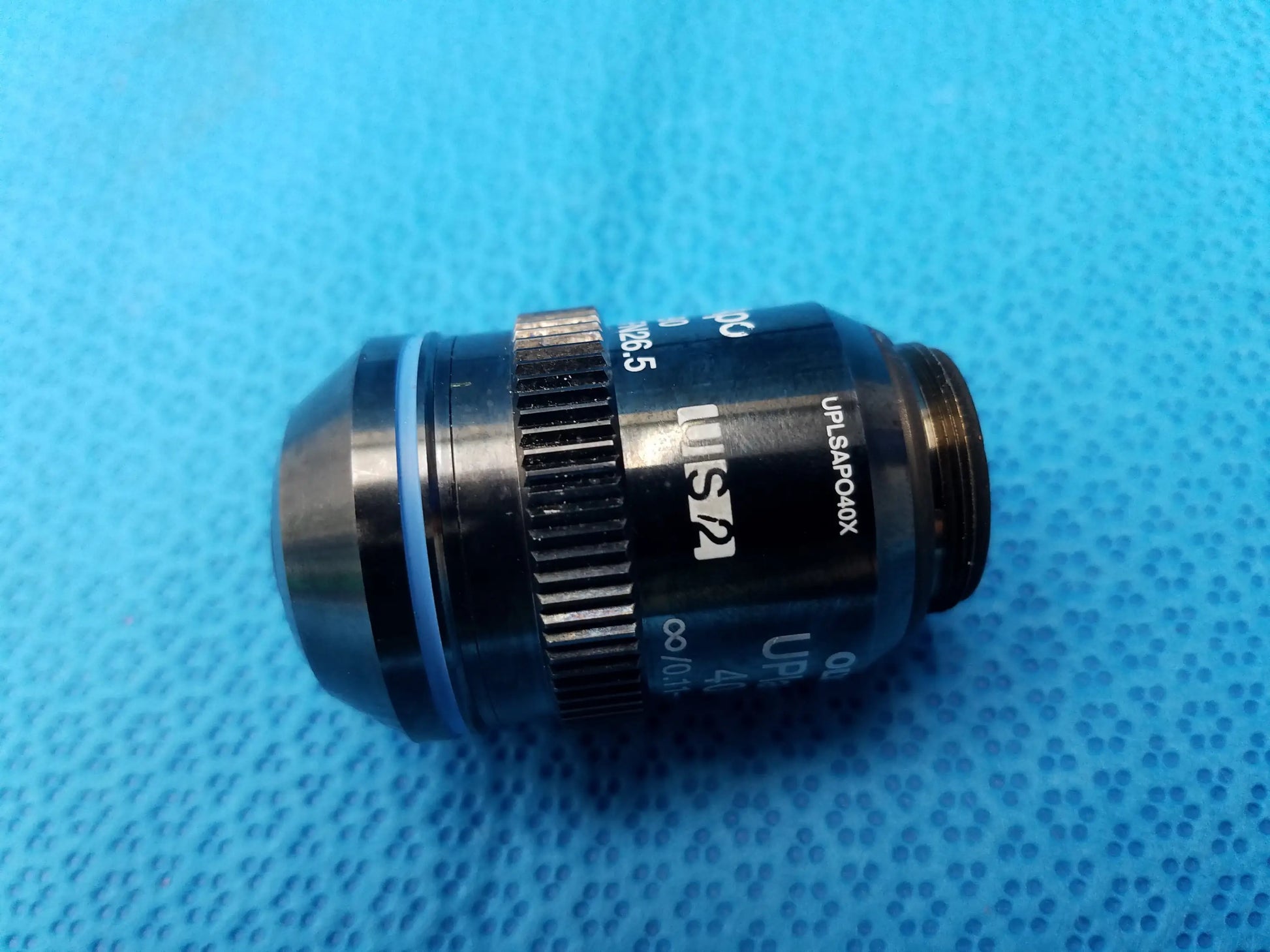 UPlansApo 40x microscope objective lens black with silver knurled focus ring white markings numerical aperture FN26.5