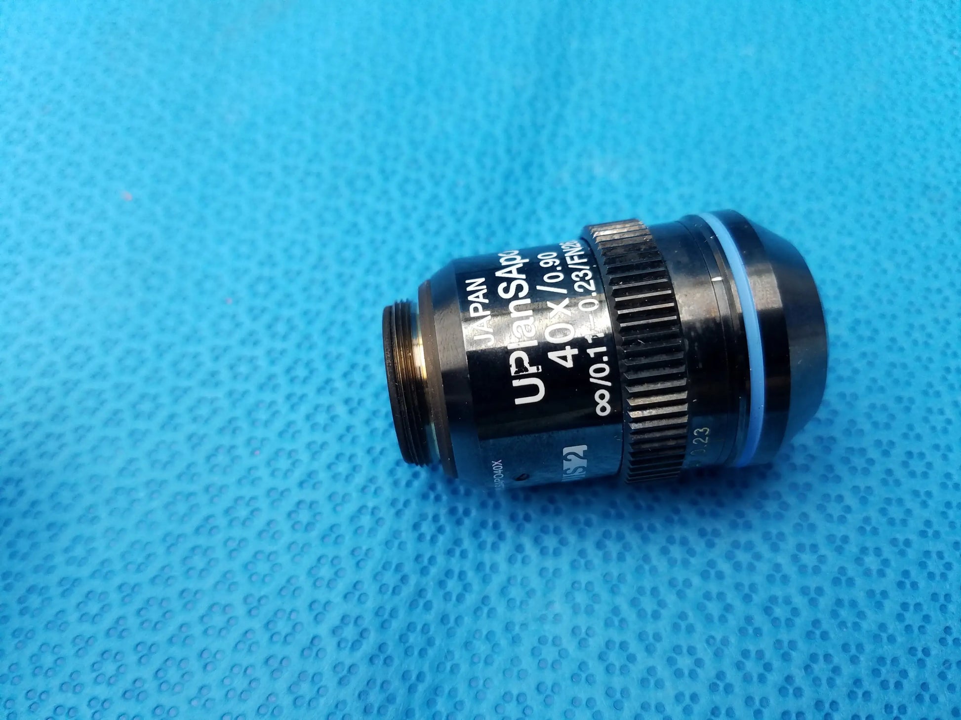 Black uplan s apo 40x microscope objective lens with silver text numeric aperture 0.95 and textured focus ring