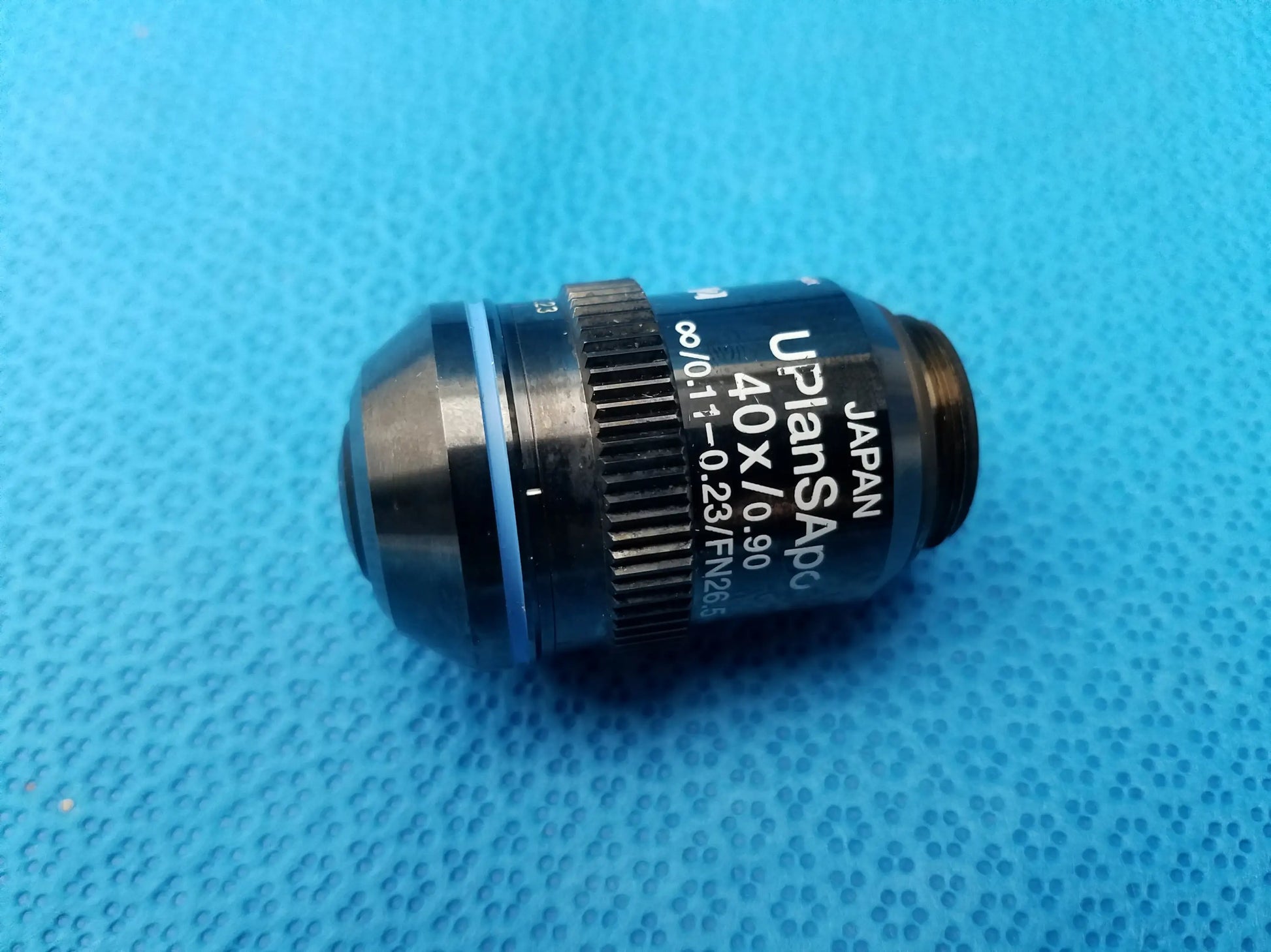 Black UPlanSApo microscope objective with 40x magnification numerical aperture 0.90 and field number 26.5 textured focus ring