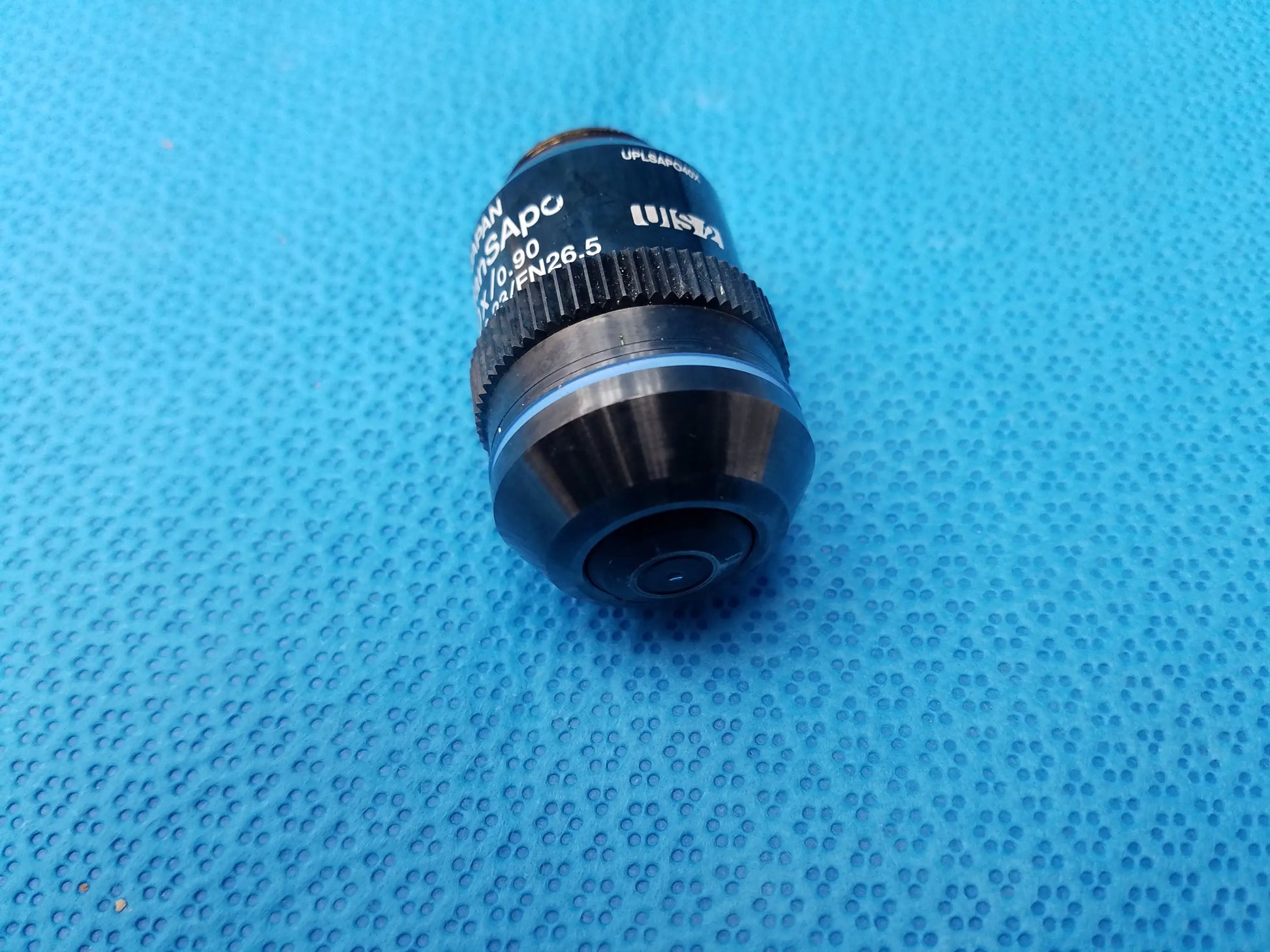 Black u.s.a. microscope objective UPlanSApo 40x with 0.90 numerical aperture and 26.5 field number displayed