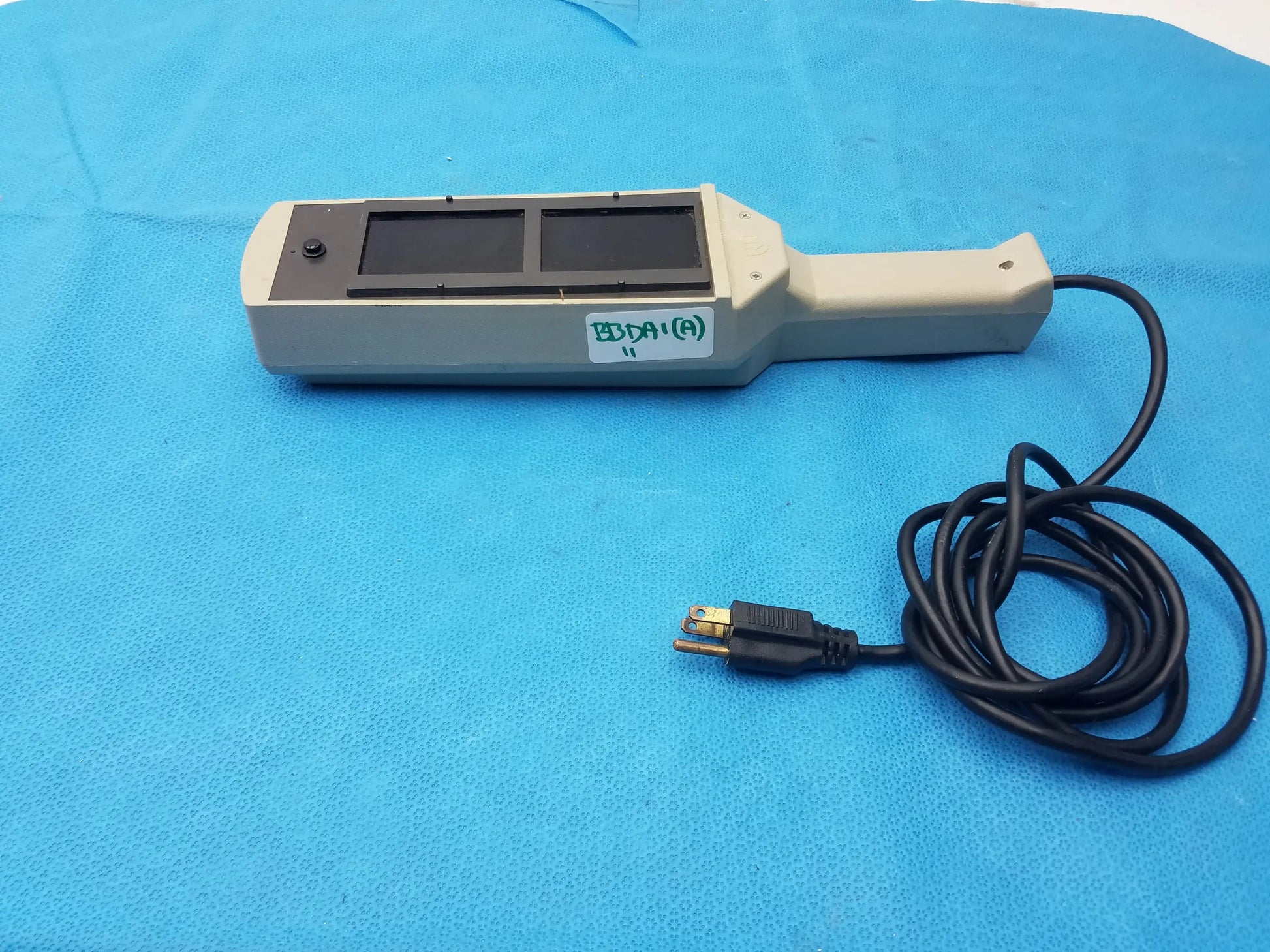 UVP UVM-57 Handheld Mineralight Lamp Handheld Mineralight Lamp, second-hand product photo 2