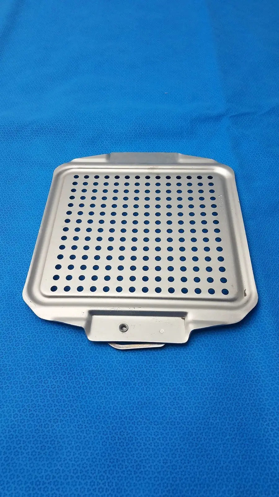V. Mueller Genesis Top Retention Plate – Surgical Sterilization Case Part – Used Sterilization Case Part, second-hand product photo 5