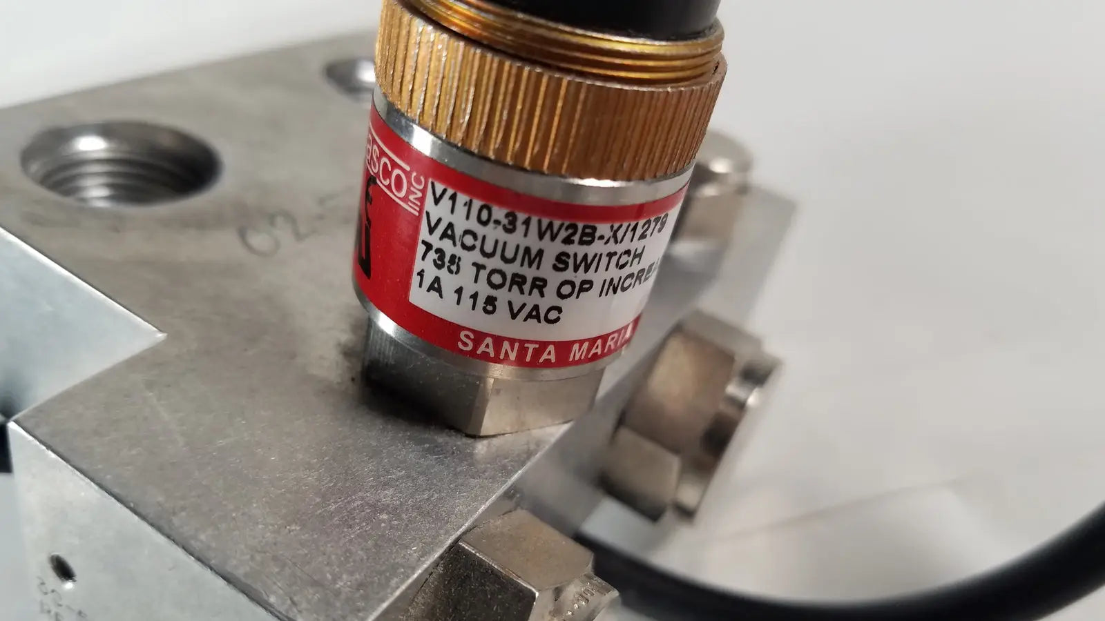 Generic Vacuum Switch 735 Torr OP Increasing V110,31W2B-X/1279 With Base Vacuum Switch, second-hand product photo 3