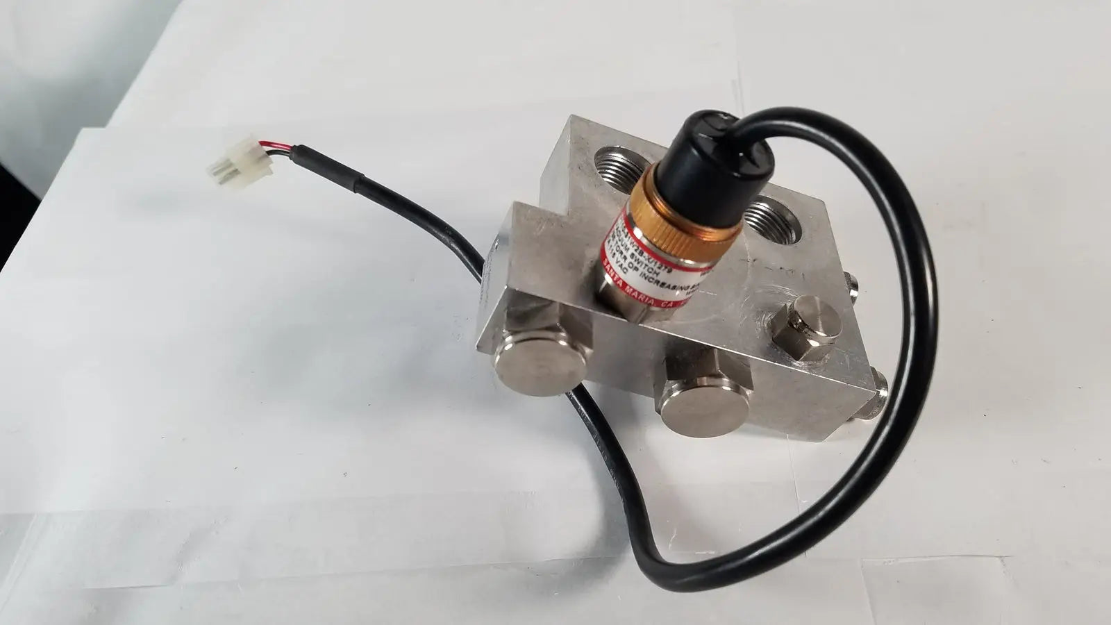 Generic Vacuum Switch 735 Torr OP Increasing V110,31W2B-X/1279 With Base Vacuum Switch, second-hand product photo 1