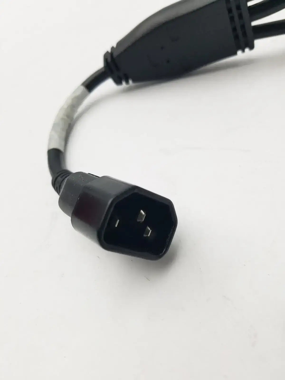 Volex V1625 10A 125V SMI 3 Pin Male to 3 - 3 Female Power Cable Power Cable, second-hand product photo 2