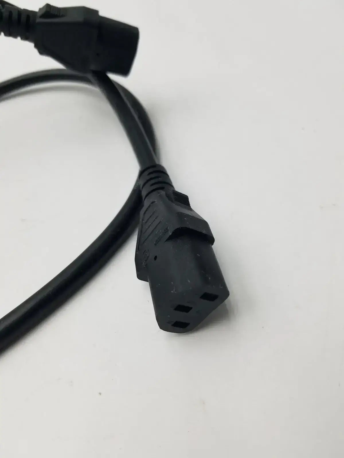 Volex V1625 10A 125V SMI 3 Pin Male to 3 - 3 Female Power Cable Power Cable, second-hand product photo 4