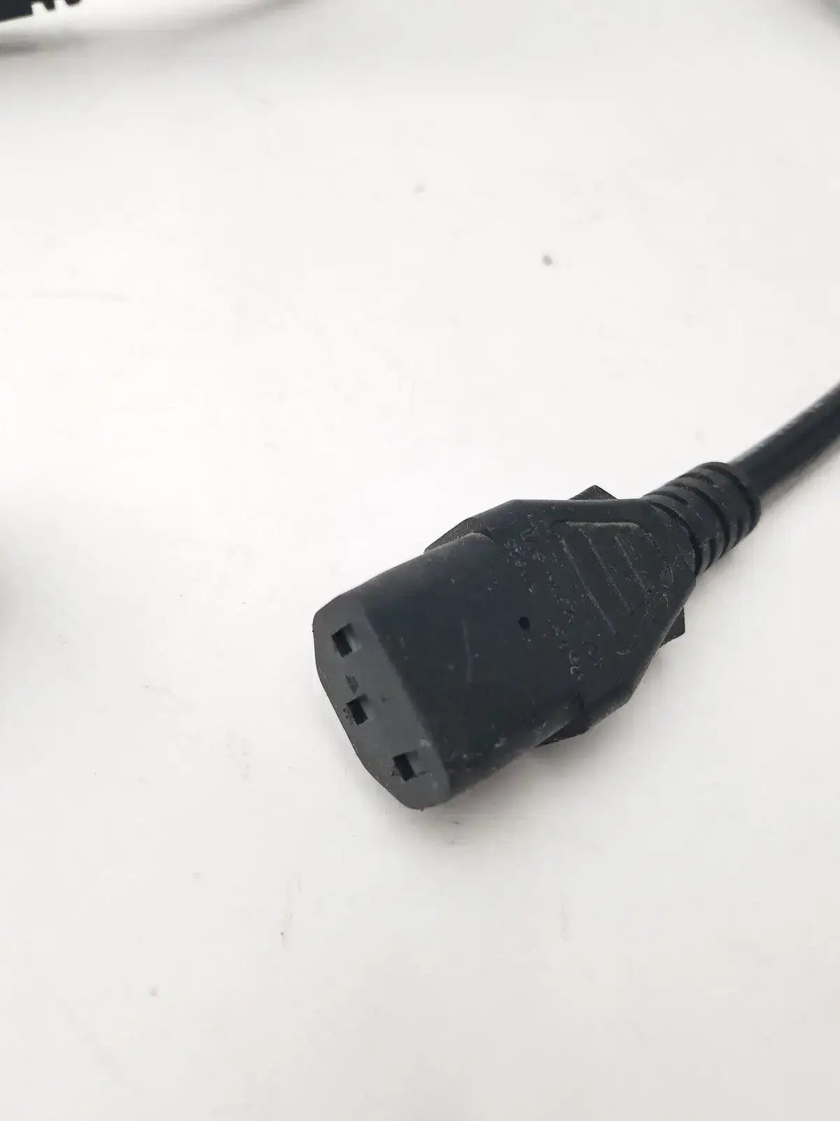 Volex V1625 10A 125V SMI 3 Pin Male to 3 - 3 Female Power Cable Power Cable, second-hand product photo 3