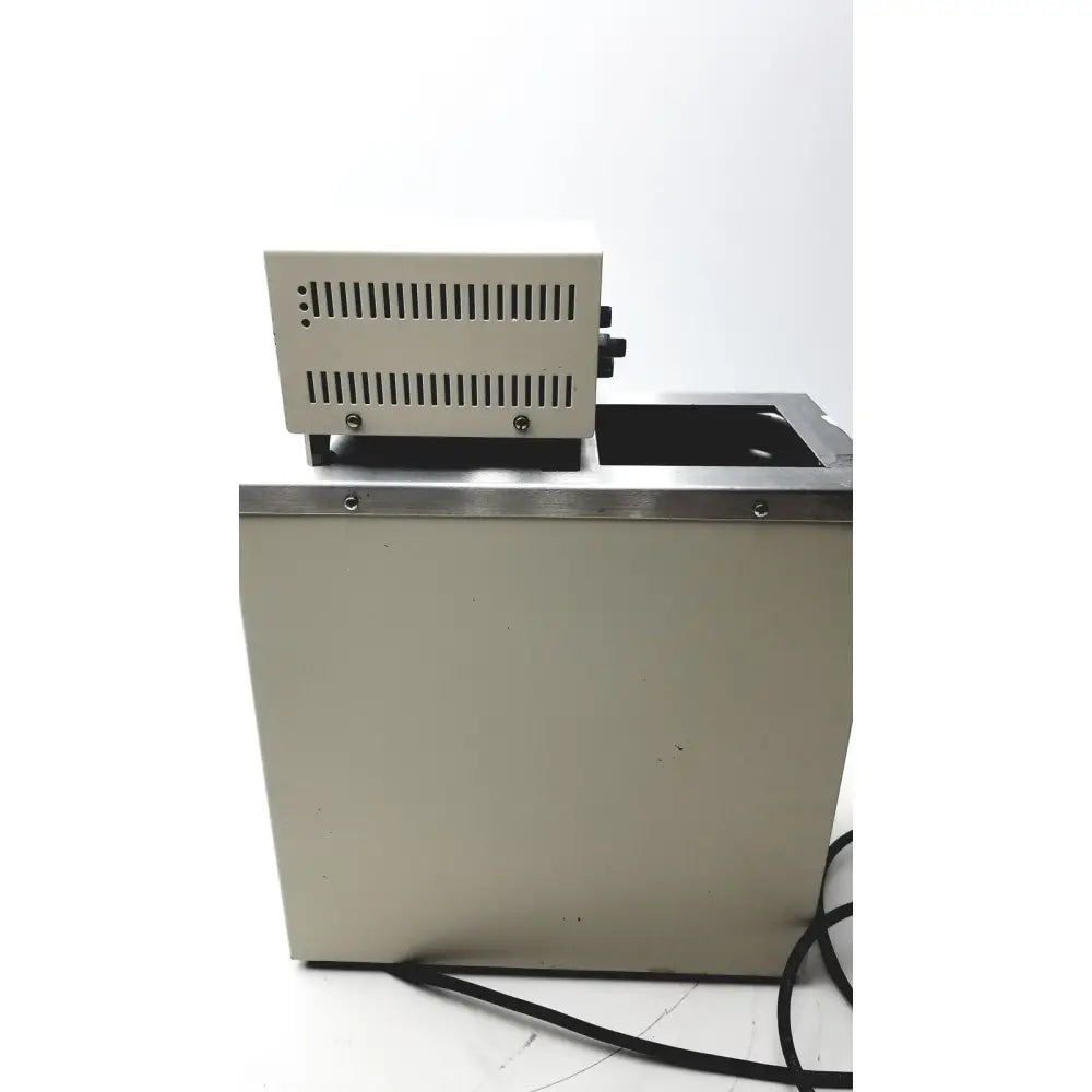Beige rectangular vwr scientific 1160 recirculating water bath with metallic top and ventilation slits on control unit
