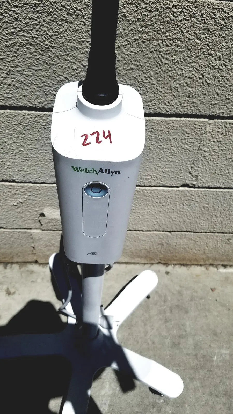 White welch allyn gs exam light iv with black pole and four white caster wheels for reuse medical settings