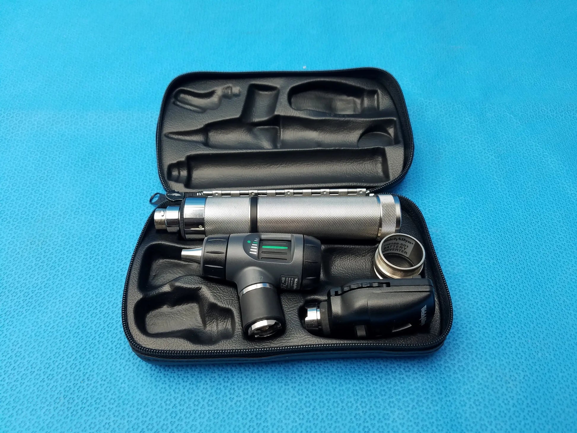Black and silver welch allyn led macroview diagnostic otoscope set with led illumination in black carrying case
