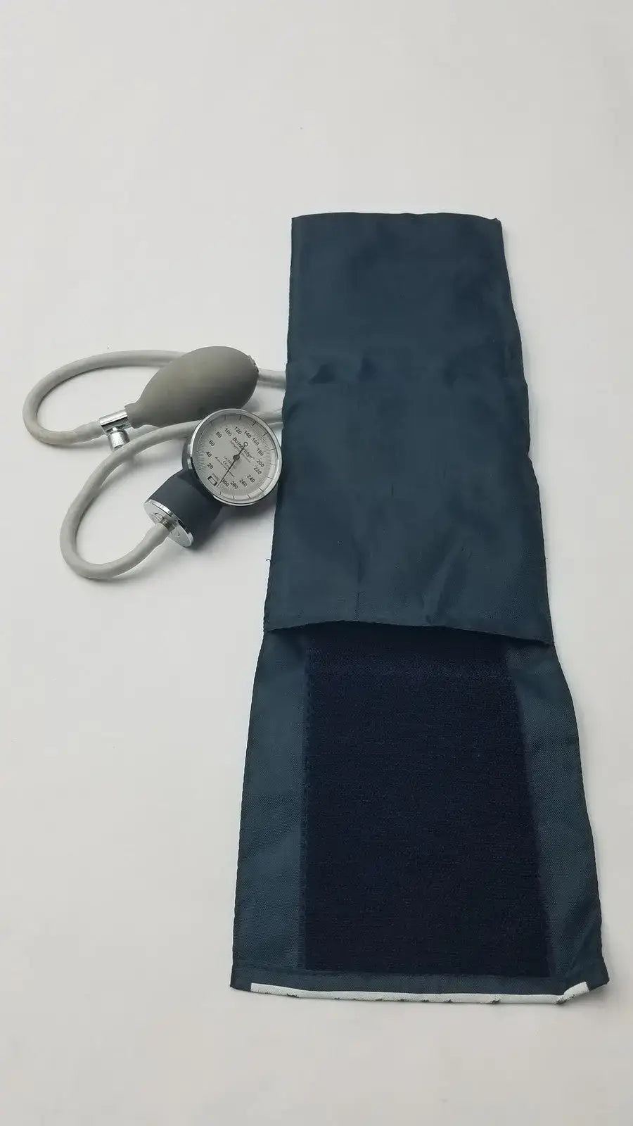 Welch Allyn Trimline Reusable Blood Pressure Cuff Adult Range 27-35 cm Blood Pressure Cuff, second-hand product photo 6