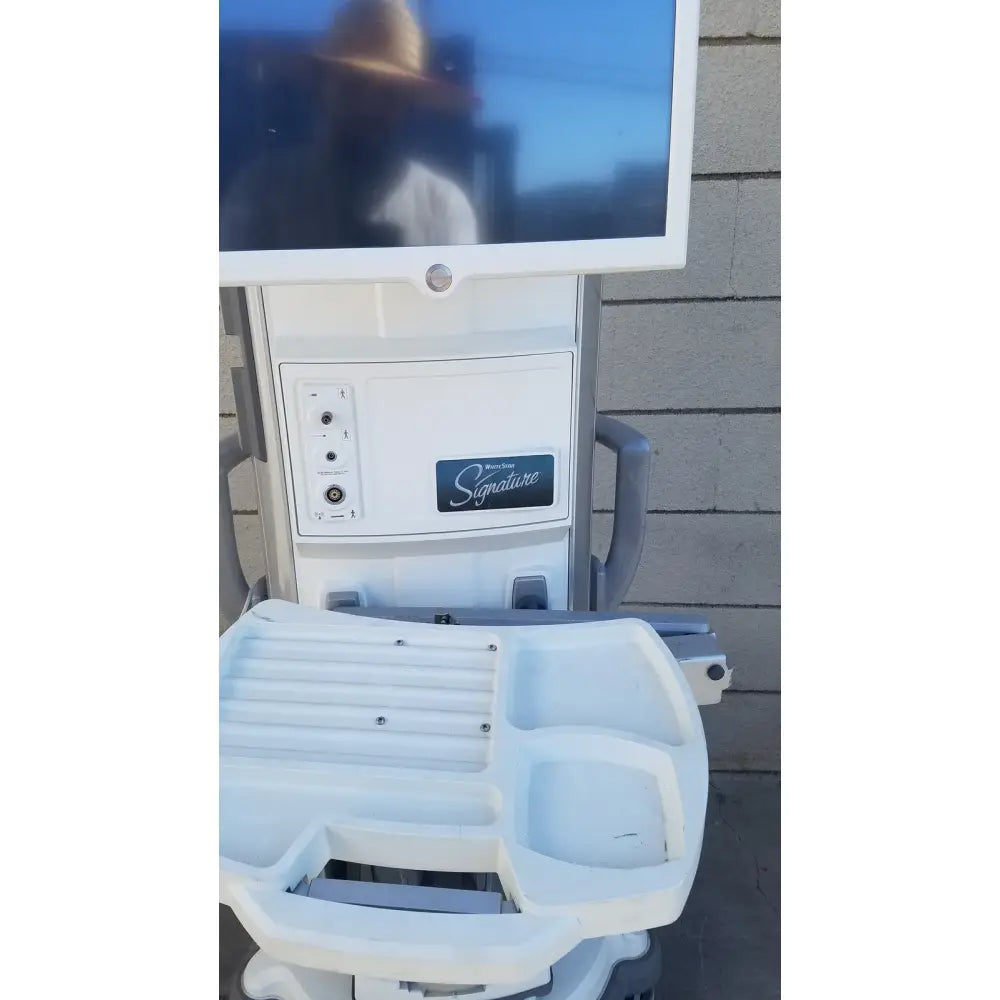 White plastic whitestar signature phacoemulsifier arcade machine with screen and control panel for reuse medical use