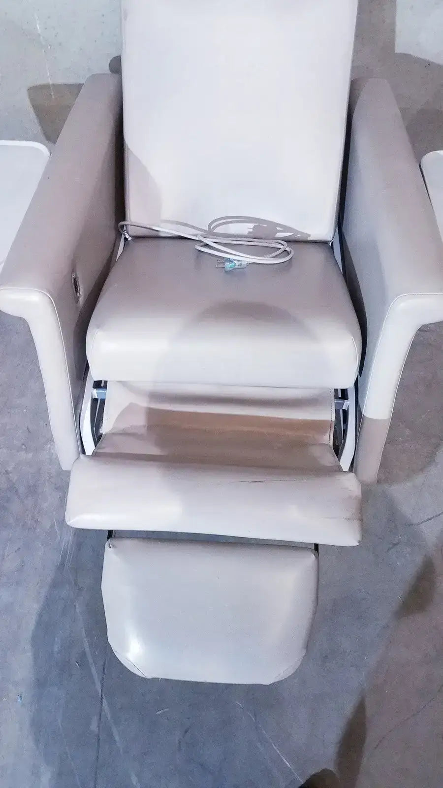 Winco 694 Care Recliner Dialysis chair +Back Massager Vibrate with Side Trays Dialysis Chair, second-hand product photo 2