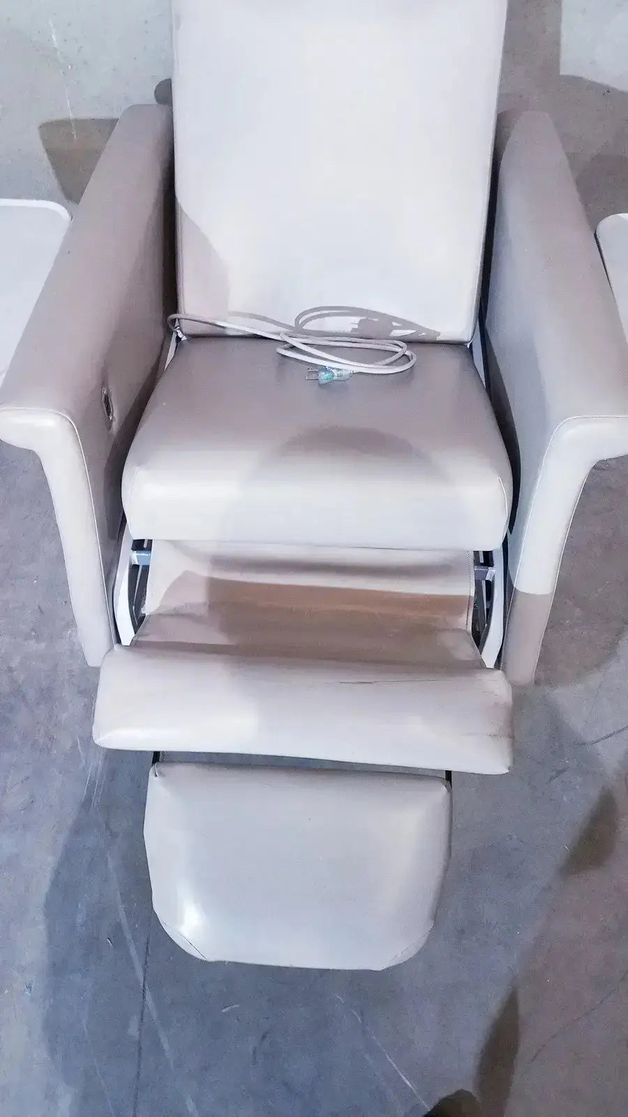 Winco 694 Care Recliner Dialysis chair +Back Massager Vibrate +Side Trays Patient Recliner Chair, second-hand product photo 15