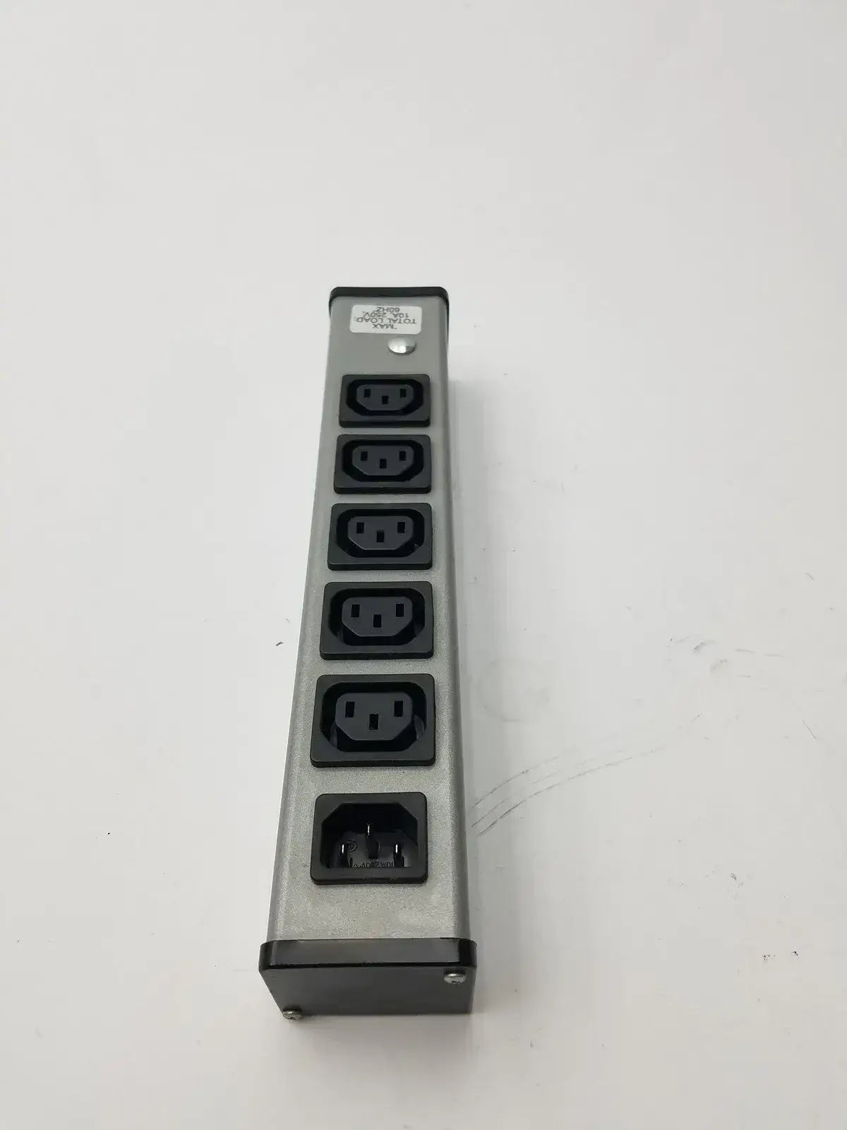 Wiremold Plug In Outlet Center IEC5 50/60 Hz 10A 250V Power Distribution Unit, second-hand product photo 1