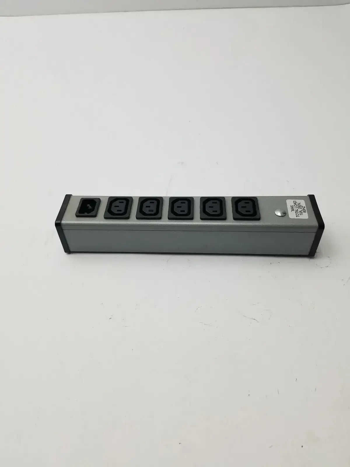 Wiremold Plug In Outlet Center IEC5 50/60 Hz 10A 250V Power Distribution Unit, second-hand product photo 4