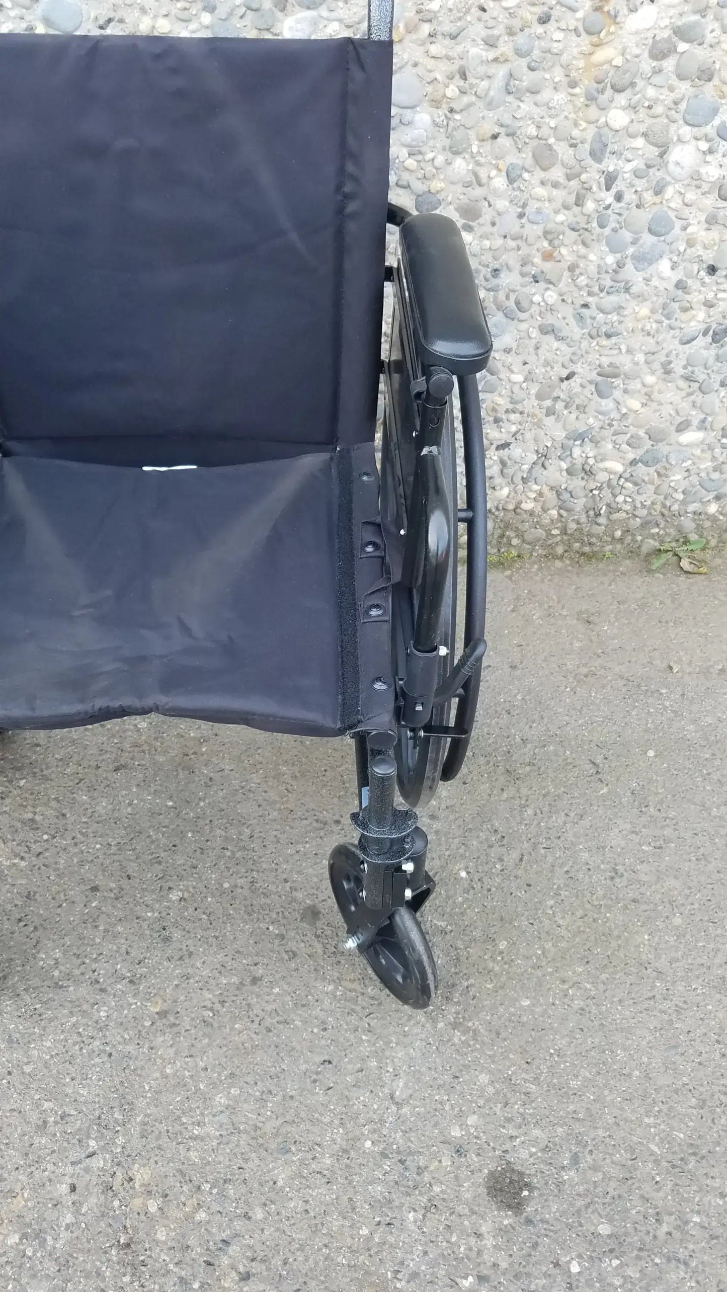 Reuse Medical Equipment X4 Transport Wheelchair by Drive Medical – Foldable & Lightweight Wheelchair, second-hand product photo 10